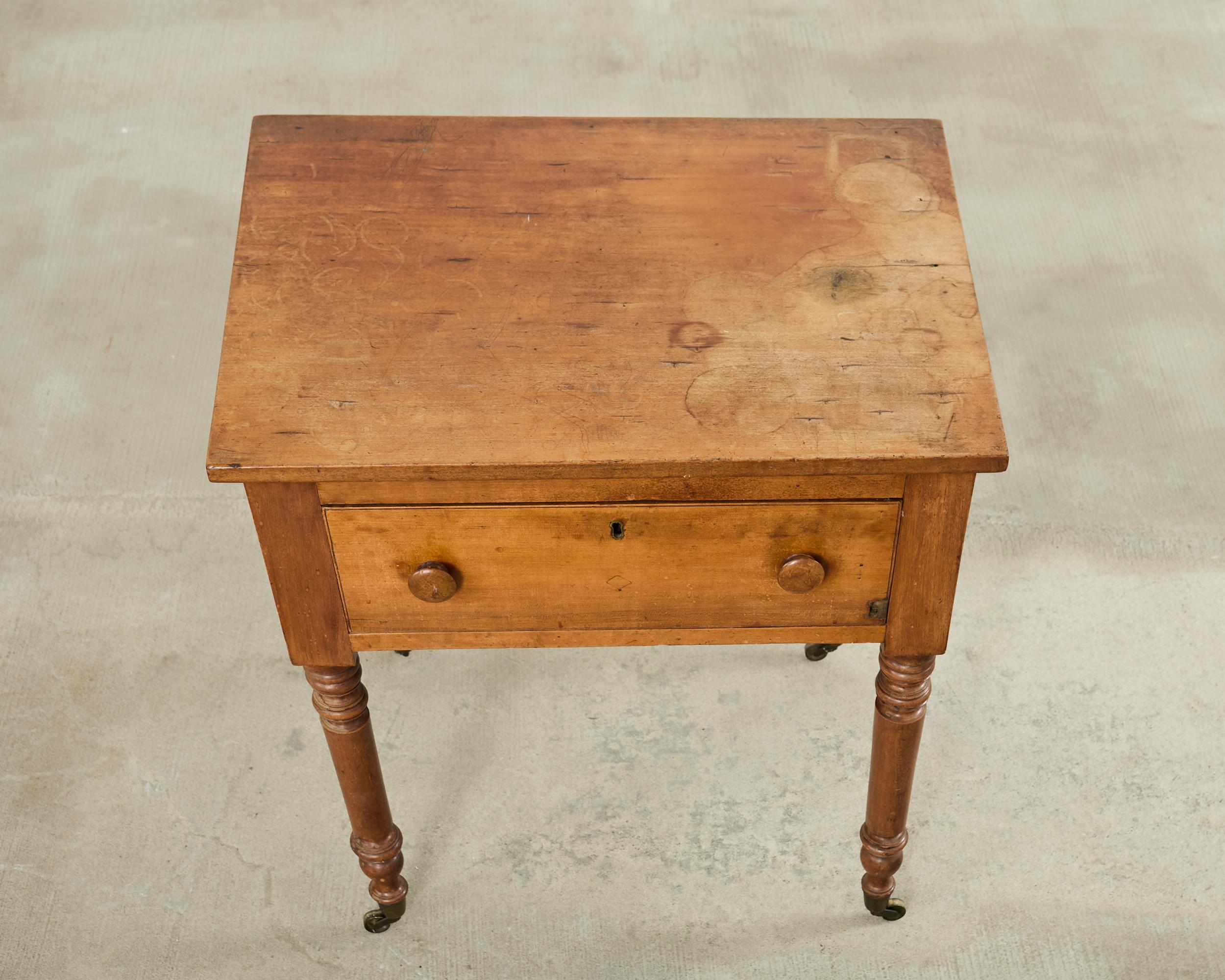 Anglais Table de travail de campagne en bois de fruitier anglais du 19e siècle en vente