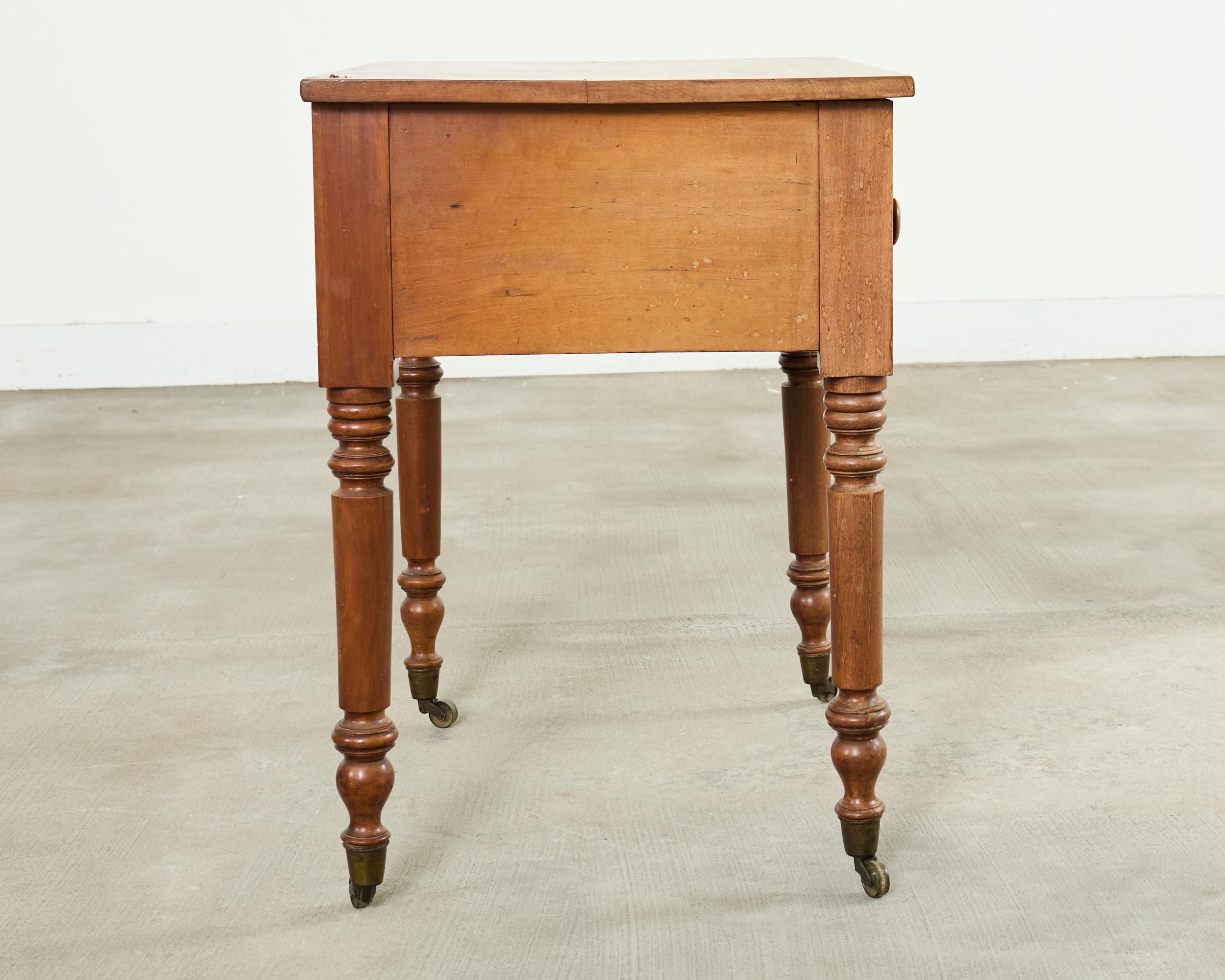 Table de travail de campagne en bois de fruitier anglais du 19e siècle Bon état - En vente à Rio Vista, CA