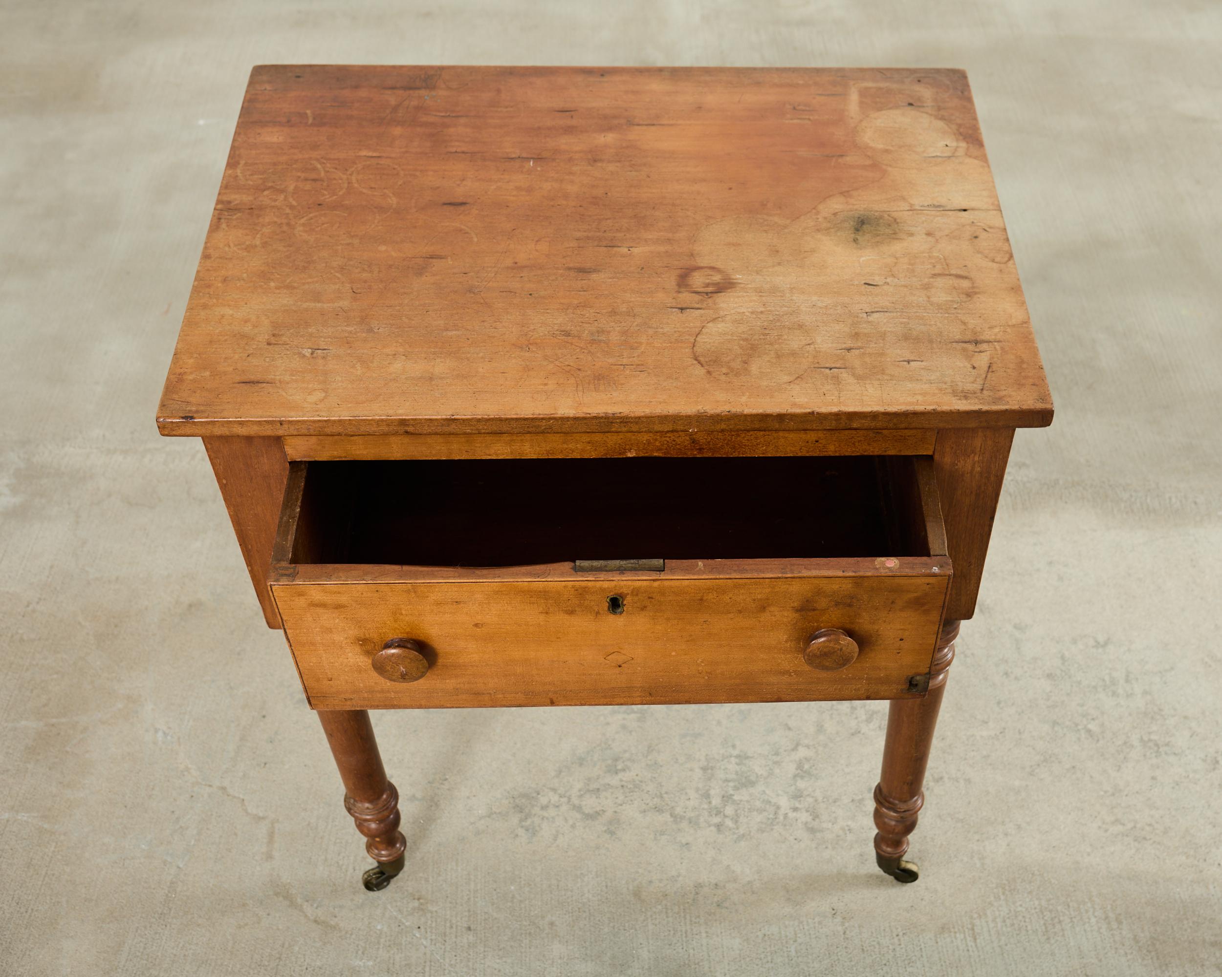 Laiton Table de travail de campagne en bois de fruitier anglais du 19e siècle en vente