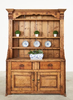 Englische Welsh-Kommode aus Kiefernholz mit Schrank, 19. Jahrhundert