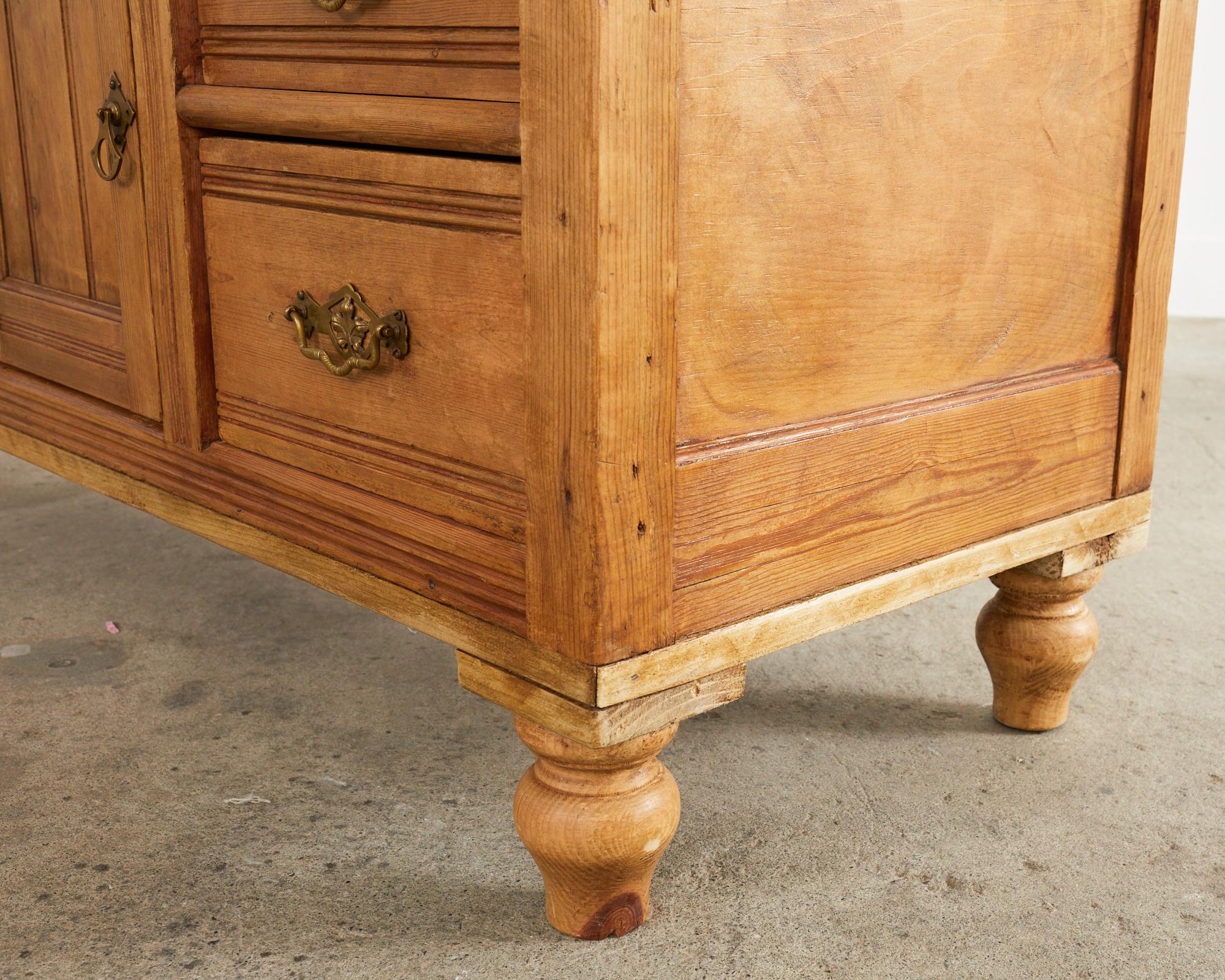 Credenza di pino provinciale inglese del 19° secolo, server in vendita 3