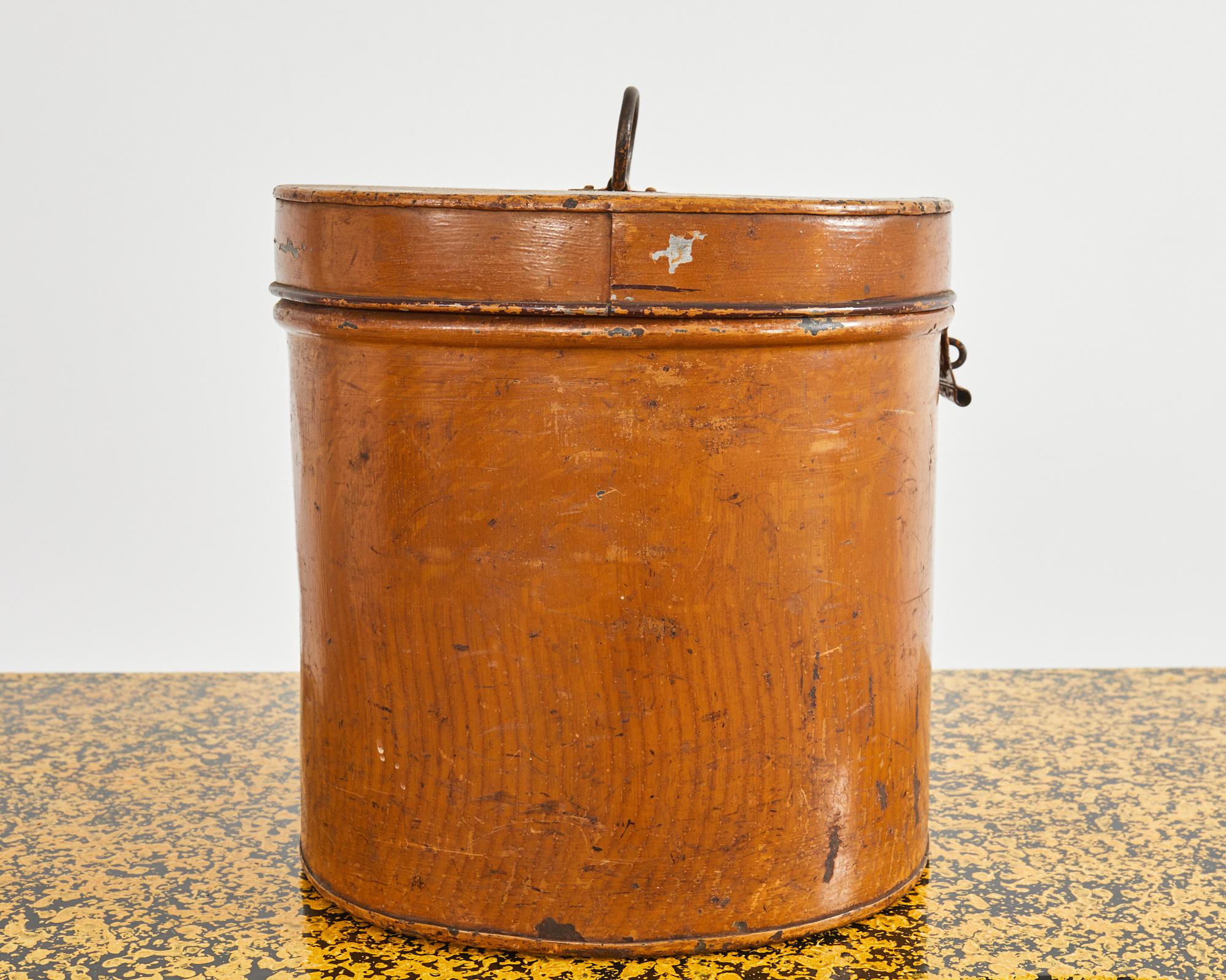 Caja ovalada de metal para sombreros victoriana inglesa del siglo XIX en venta 3
