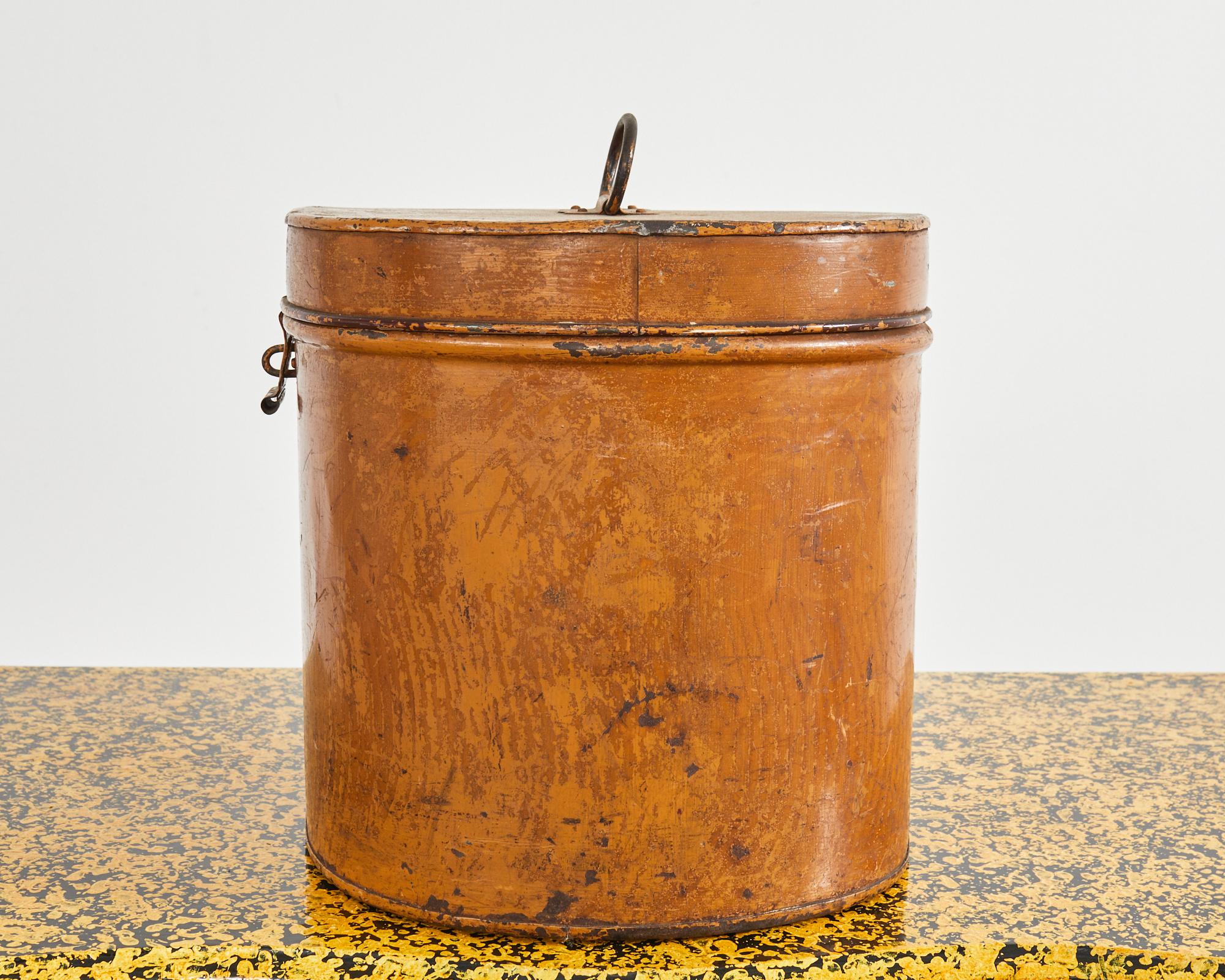 Boîte à chapeau ovale victorienne anglaise du 19ème siècle en métal en vente 4