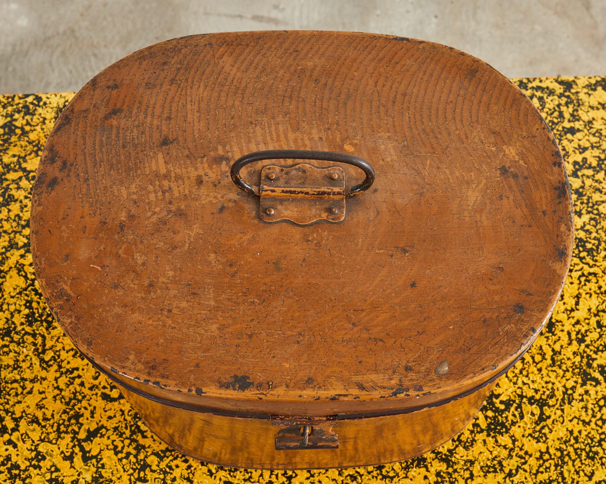 Boîte à chapeau ovale victorienne anglaise du 19ème siècle en métal en vente 5