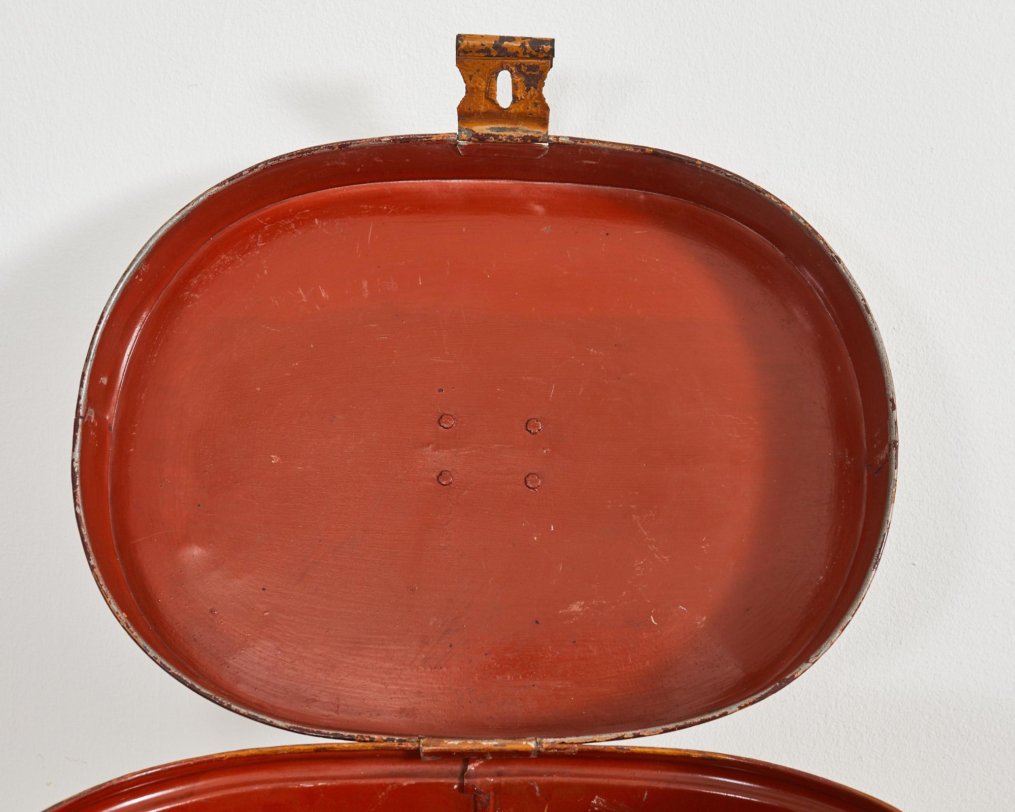 Boîte à chapeau ovale victorienne anglaise du 19ème siècle en métal en vente 6
