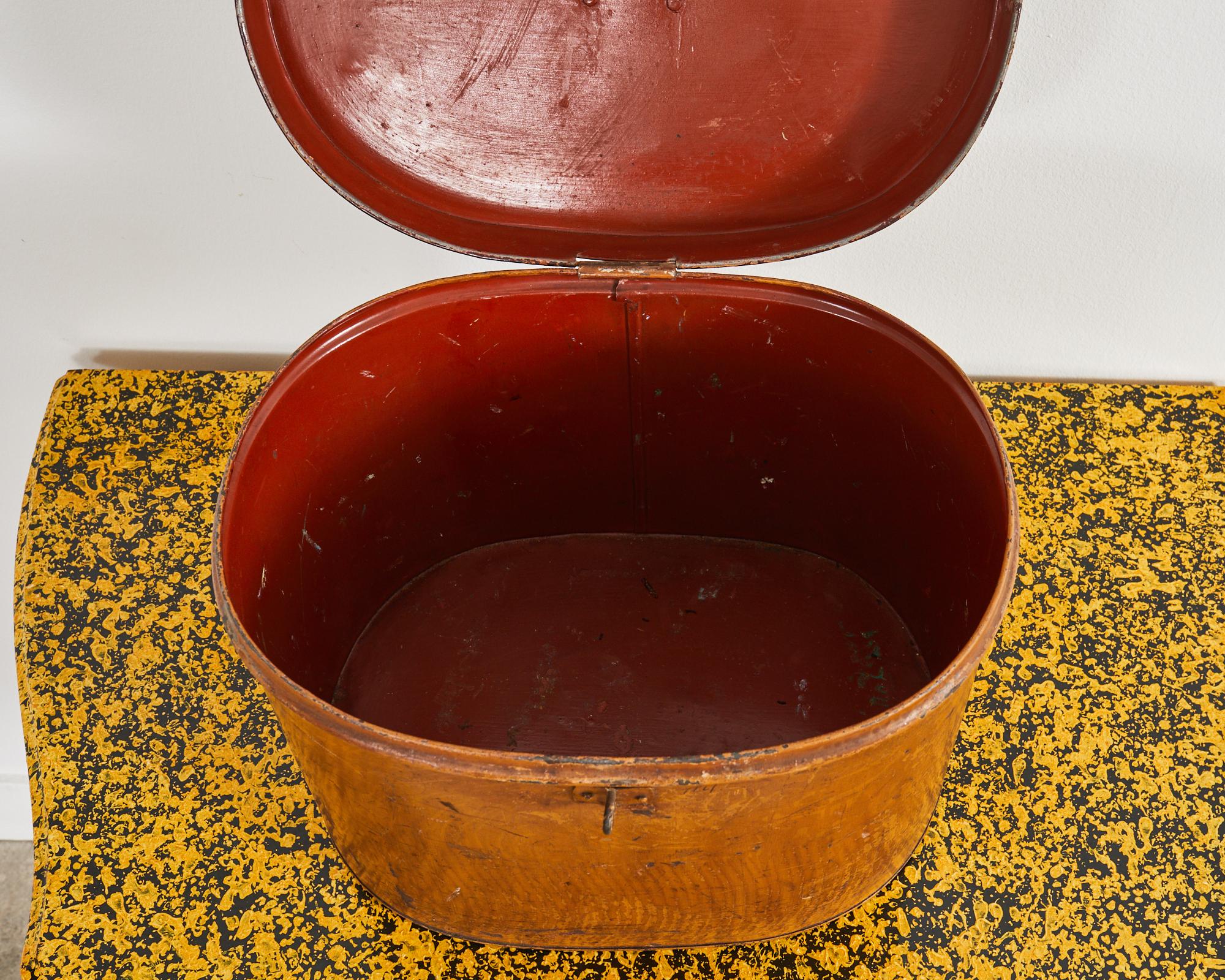 Boîte à chapeau ovale victorienne anglaise du 19ème siècle en métal en vente 7