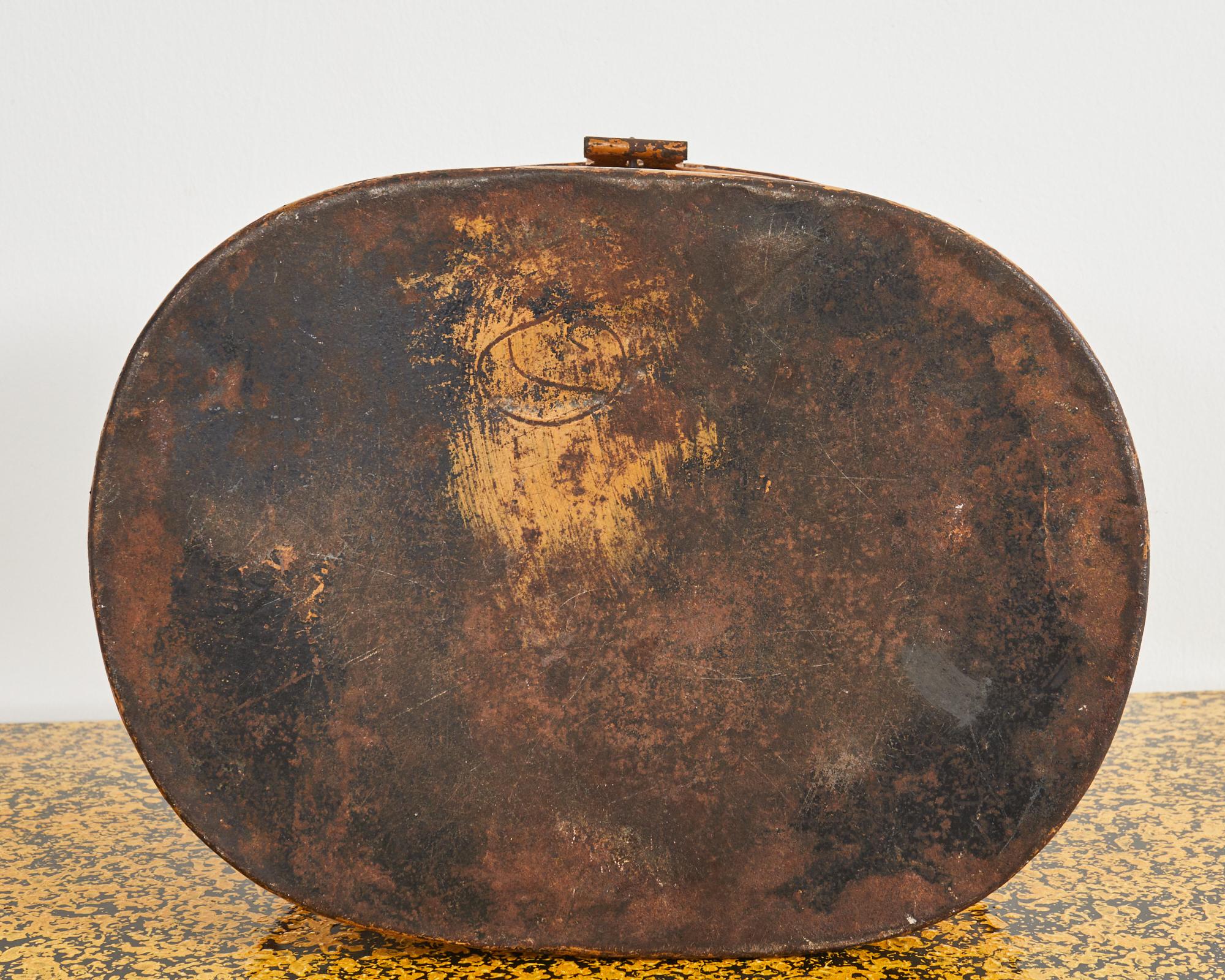Boîte à chapeau ovale victorienne anglaise du 19ème siècle en métal en vente 8