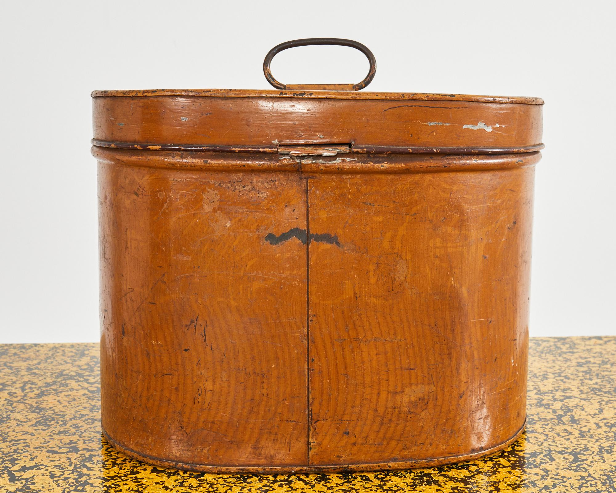 Boîte à chapeau ovale victorienne anglaise du 19ème siècle en métal en vente 9