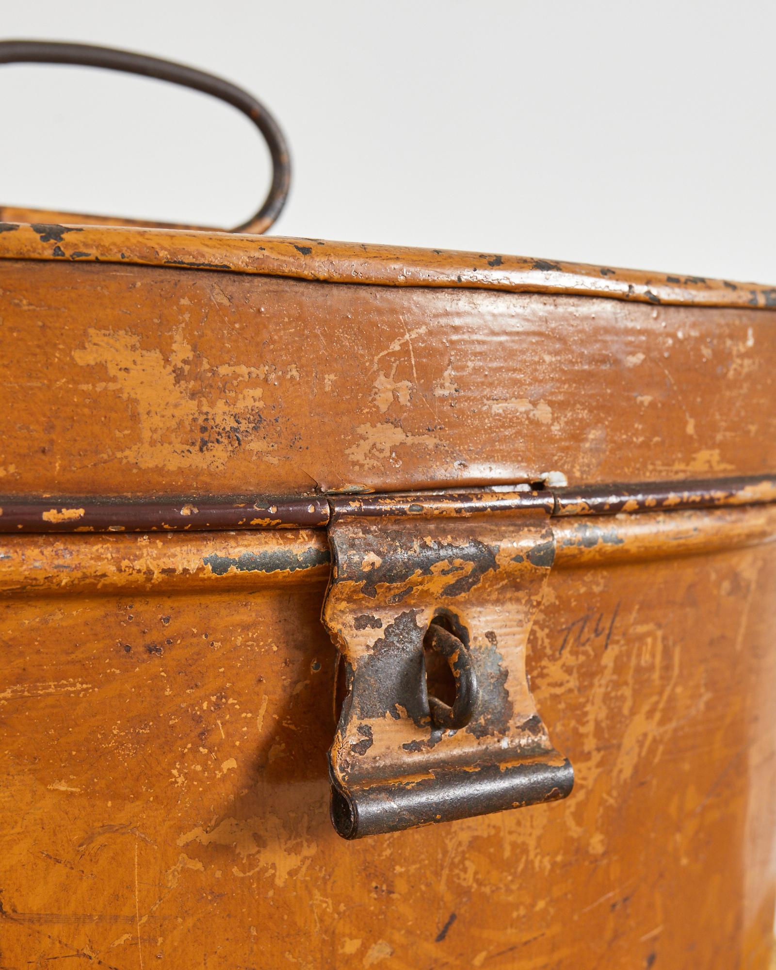 19th Century Country English Victorian Oval Metal Hat Box For Sale 2