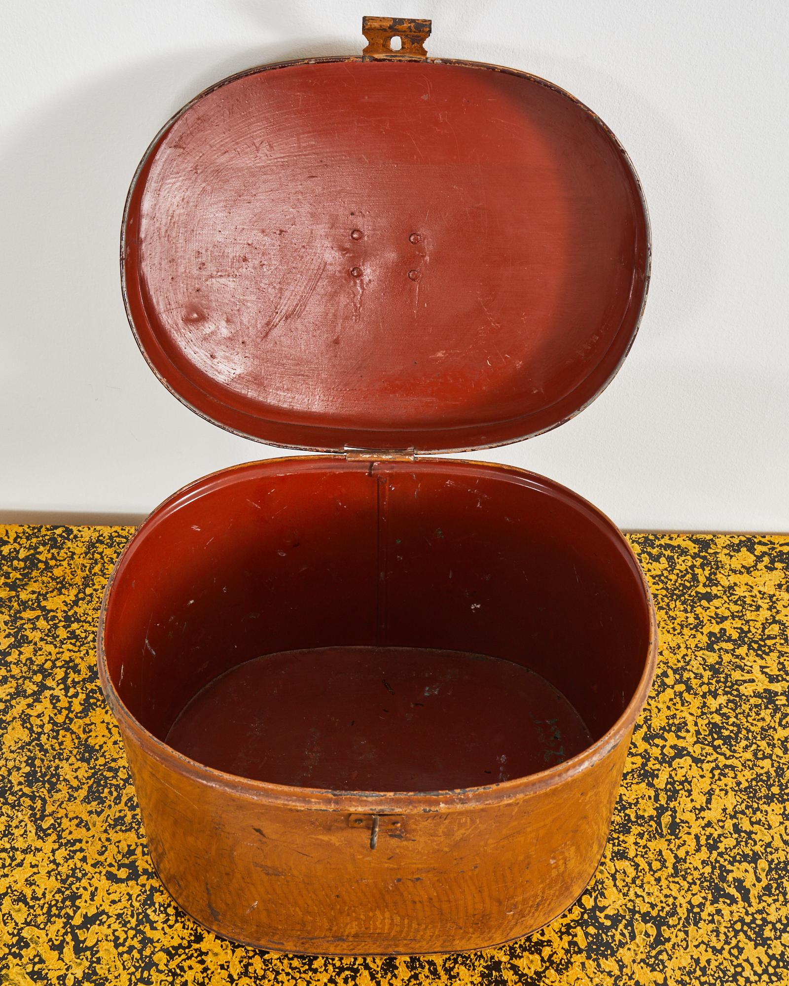 Boîte à chapeau ovale victorienne anglaise du 19ème siècle en métal en vente 1