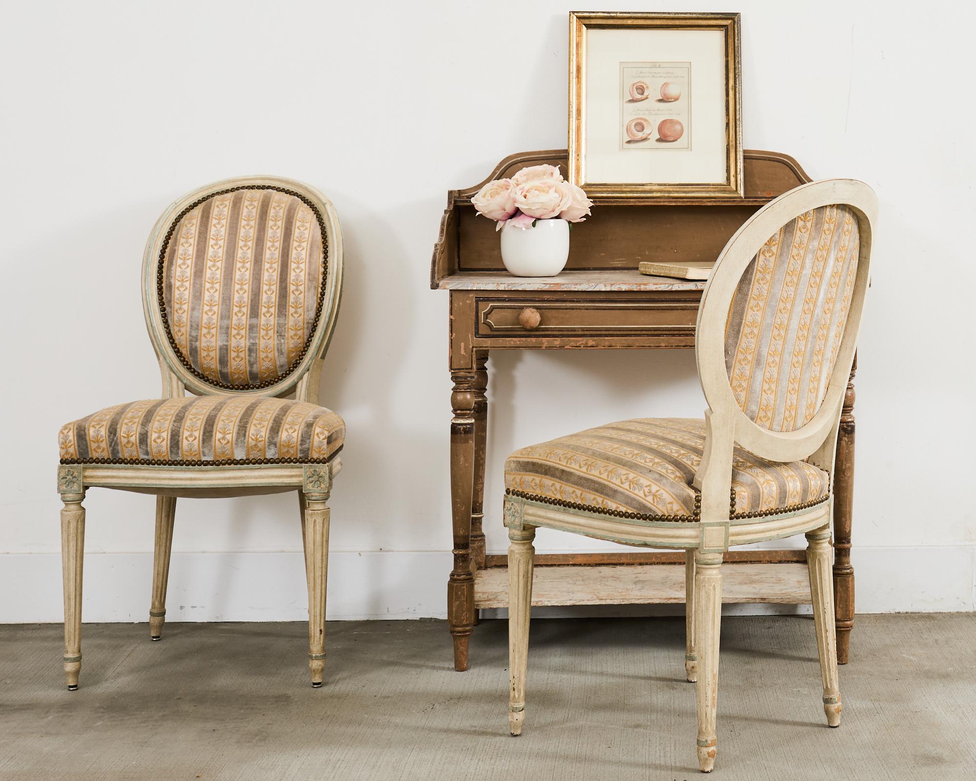 Un caratteristico lavabo vittoriano di inizio Ottocento, con finitura rustica e verniciata. Stile country inglese con un design a due livelli. I piani di entrambi i livelli sembravano avere una finitura in finto marmo dipinta in stile Trompe l'Oeil
