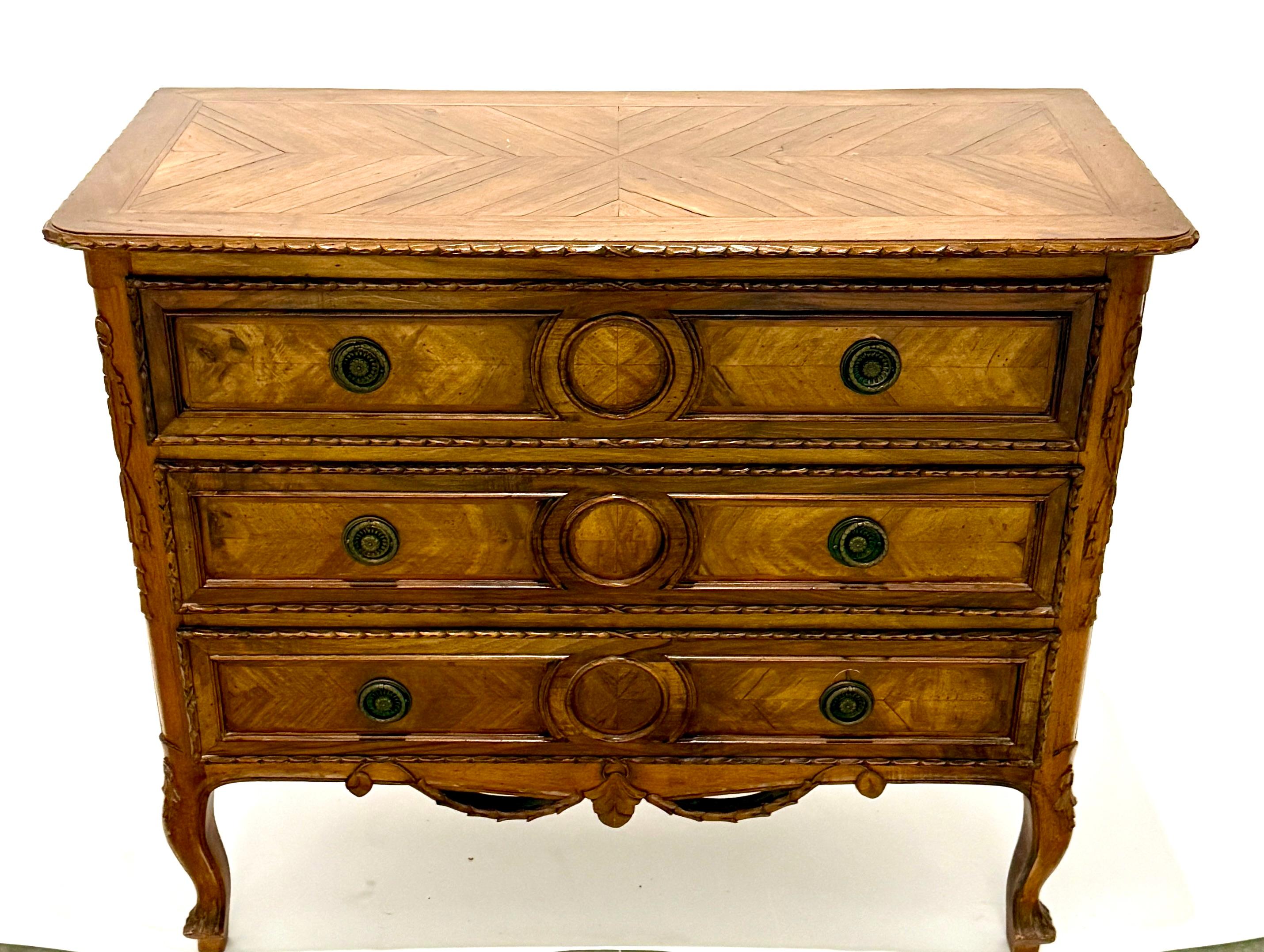 Bellissima commode francese del XIX secolo a 3 cassetti intagliati a mano in stile Luigi XV. Il grembiule inferiore è ornato da due volute centrate da una foglia d'acanto al centro. Impiallacciatura in noce e elementi intagliati in tutto il libro,