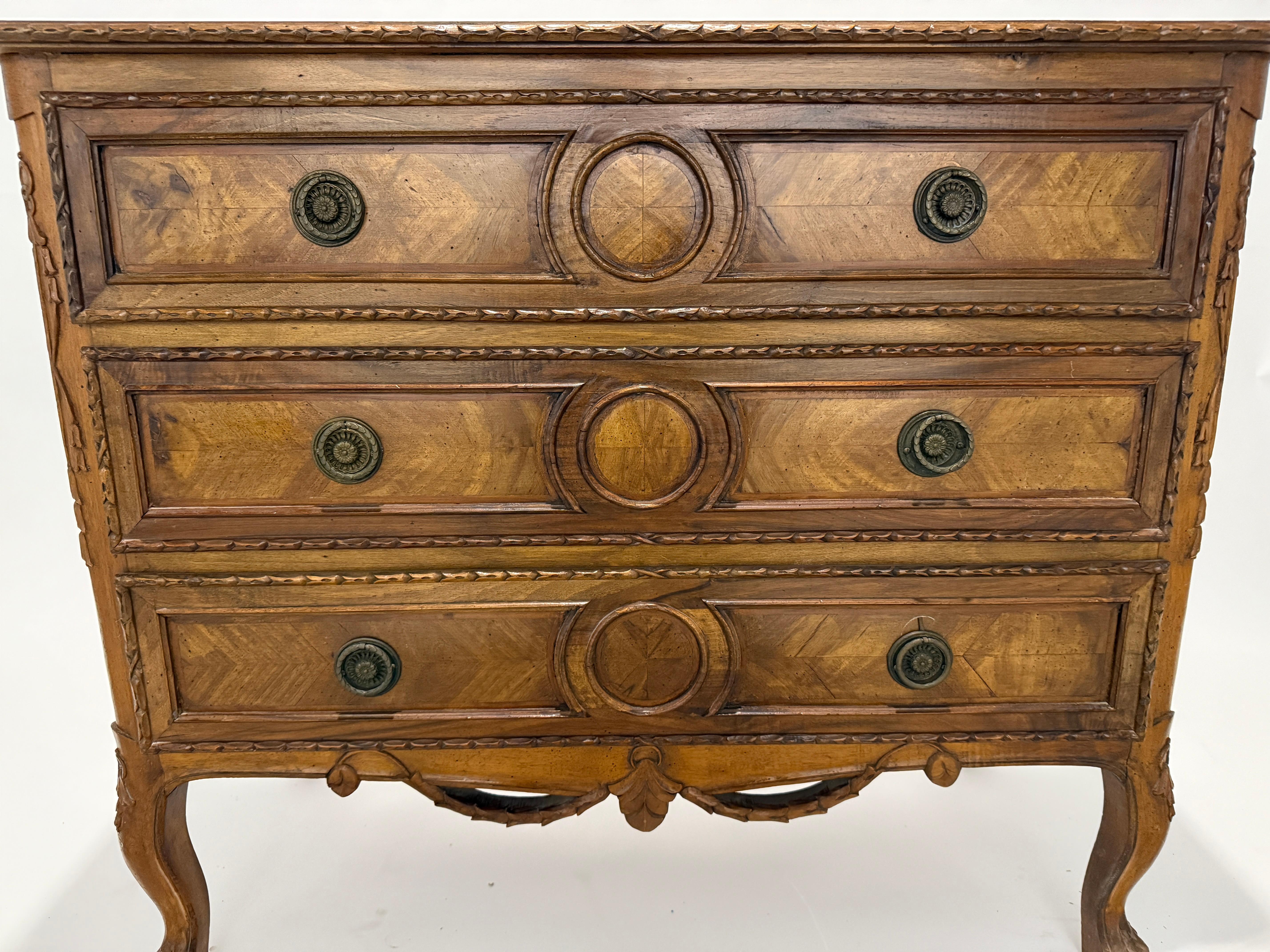 Luigi XV Commode francese a 3 cassetti del XIX secolo in vendita