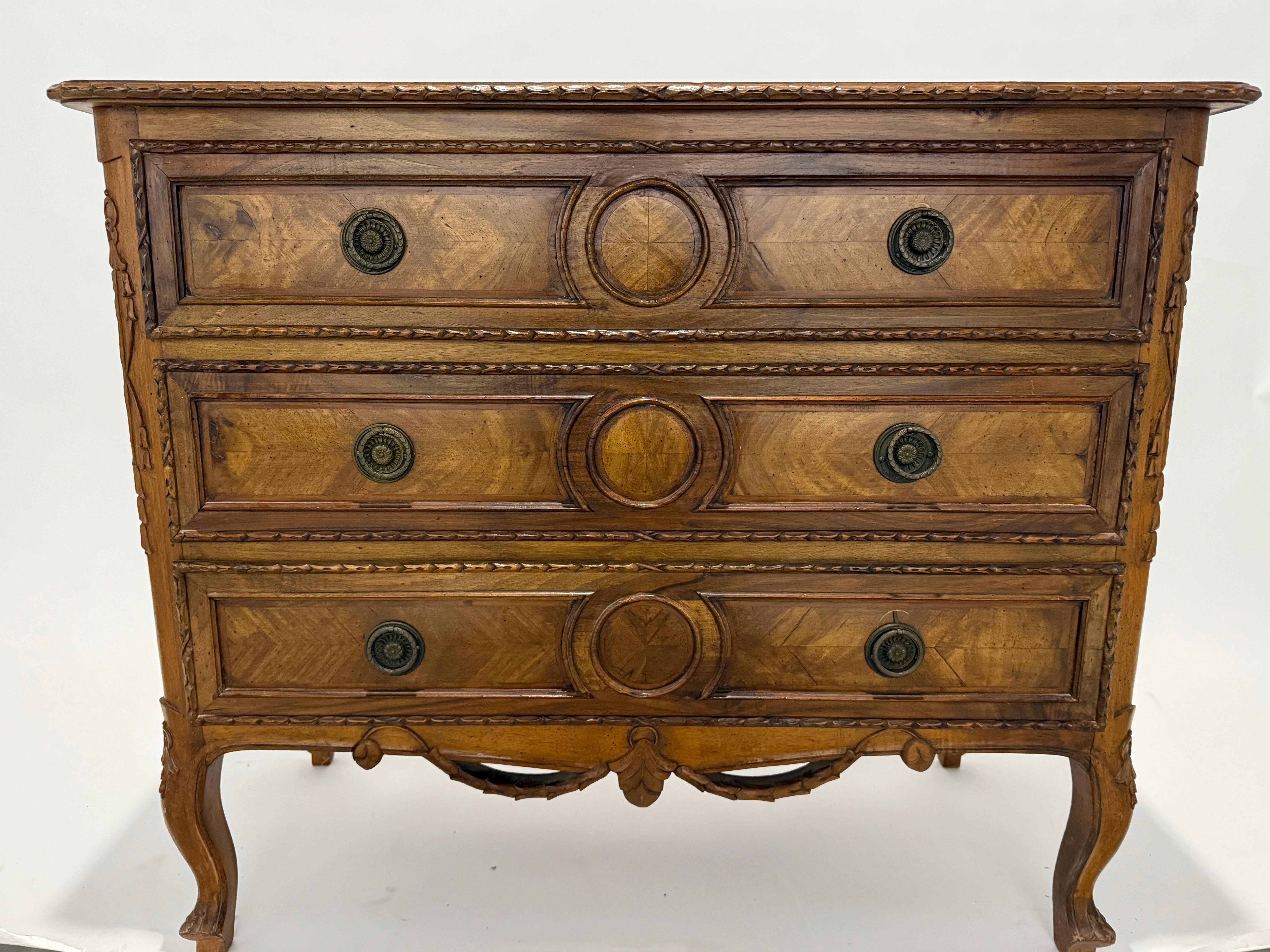 Francese Commode francese a 3 cassetti del XIX secolo in vendita