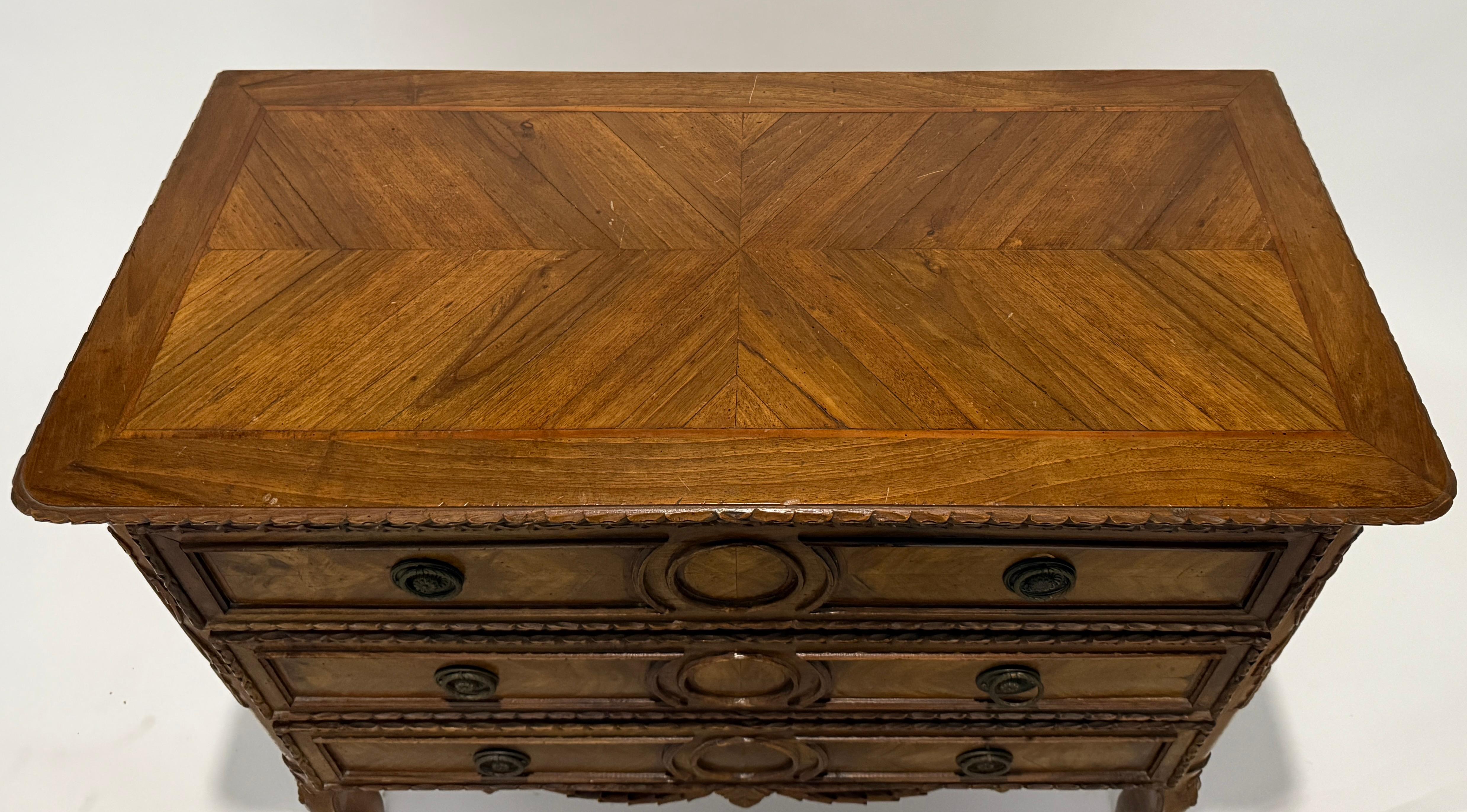 Commode francese a 3 cassetti del XIX secolo In condizioni buone in vendita a Norwood, NJ
