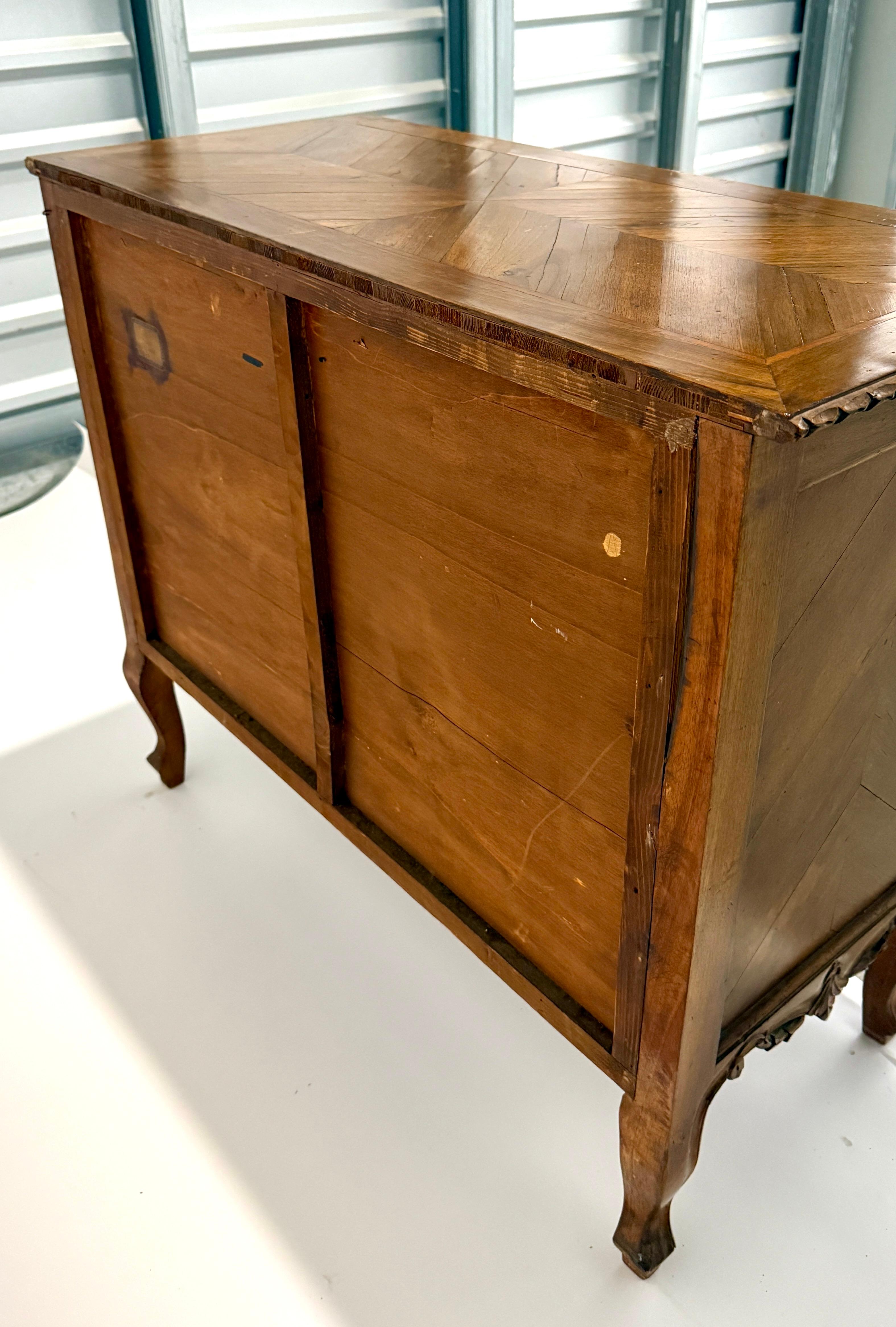 Commode francese a 3 cassetti del XIX secolo in vendita 2