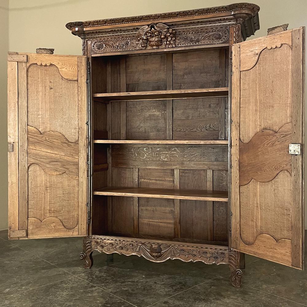 XIXe siècle Armoire de campagne française du 19ème siècle Du Marriage de Normandie en vente