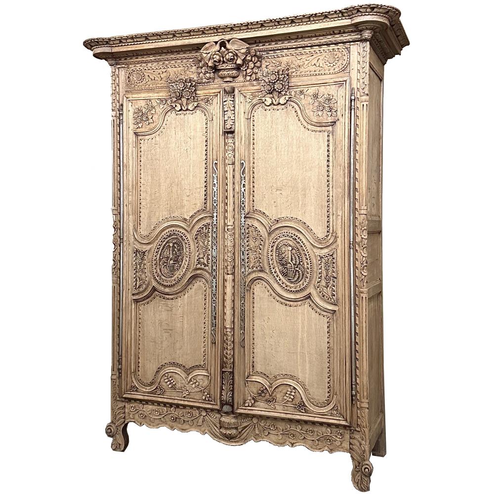 L'Armoire Du Marriage della Normandia, risalente al XIX secolo, era un regalo tradizionale per una coppia di sposi che risale a centinaia di anni fa in Francia!  Questo è un esempio particolarmente meraviglioso di abile artigianato rurale che si