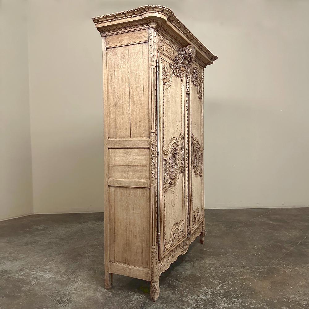 Intagliato a mano Armoire du Marriage francese del XIX secolo proveniente dalla Normandia in vendita