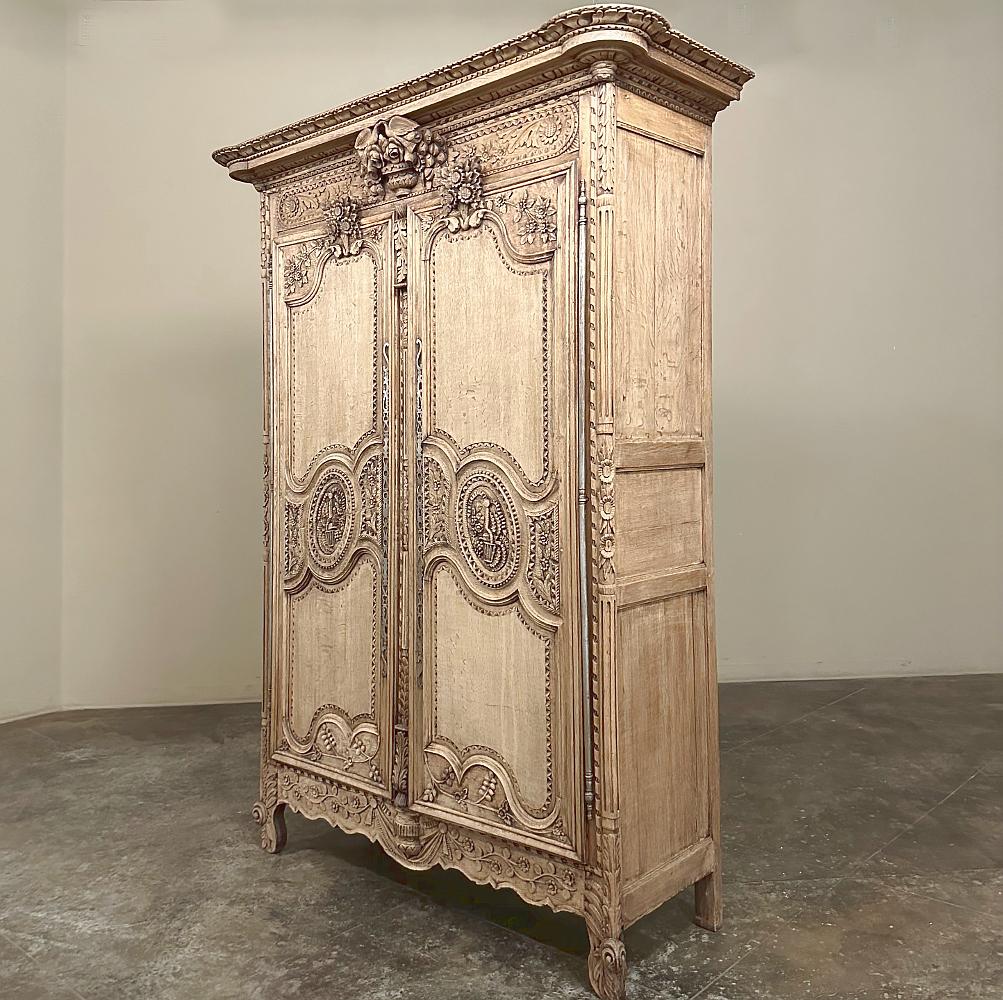 Armoire du Marriage francese del XIX secolo proveniente dalla Normandia In condizioni buone in vendita a Dallas, TX