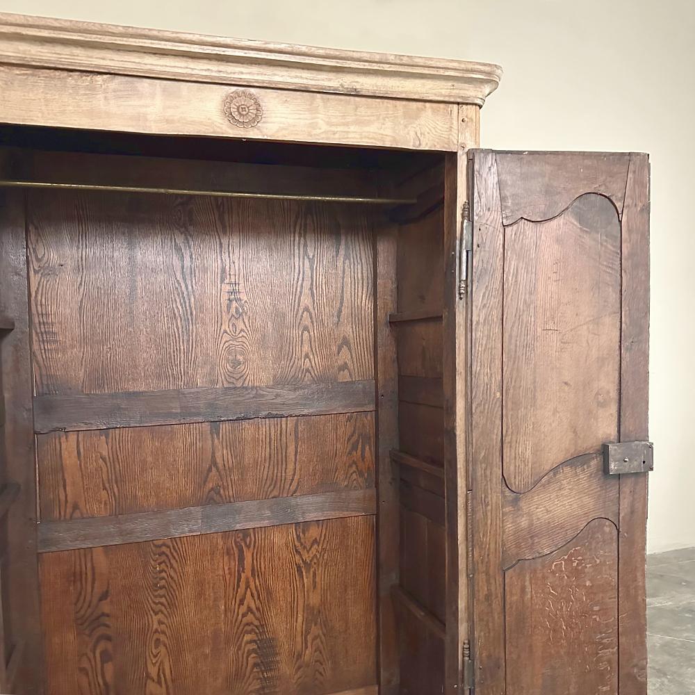 Französischer Landhausschrank aus gestreifter Eiche aus dem 19. im Angebot 3