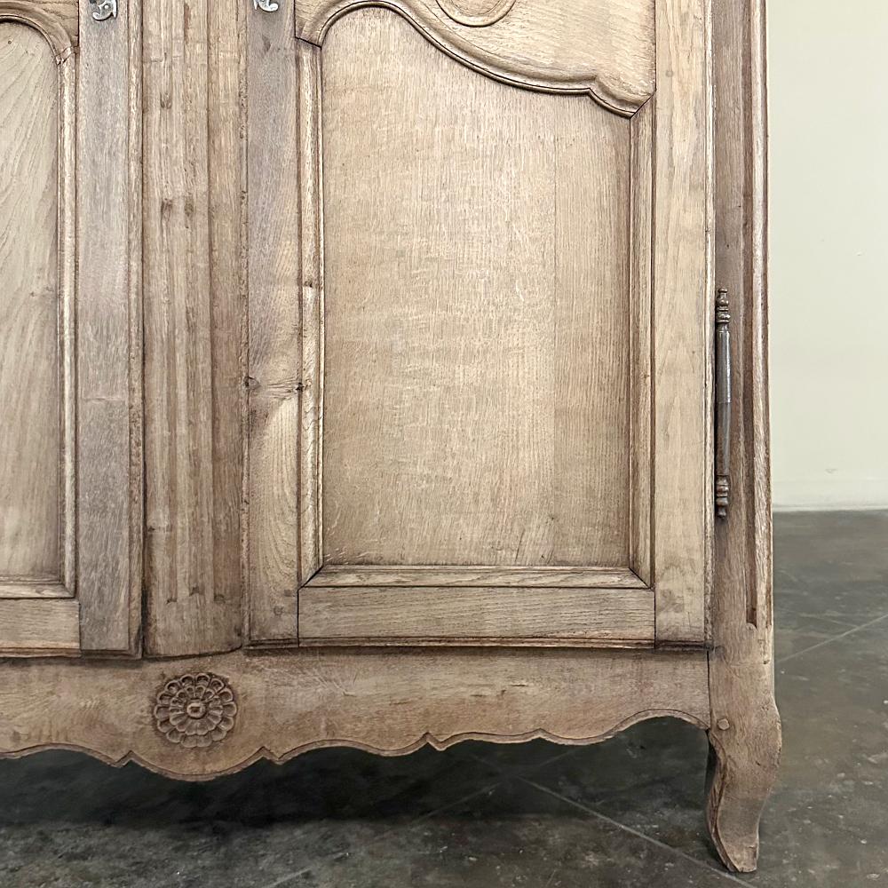 Französischer Landhausschrank aus gestreifter Eiche aus dem 19. im Angebot 7