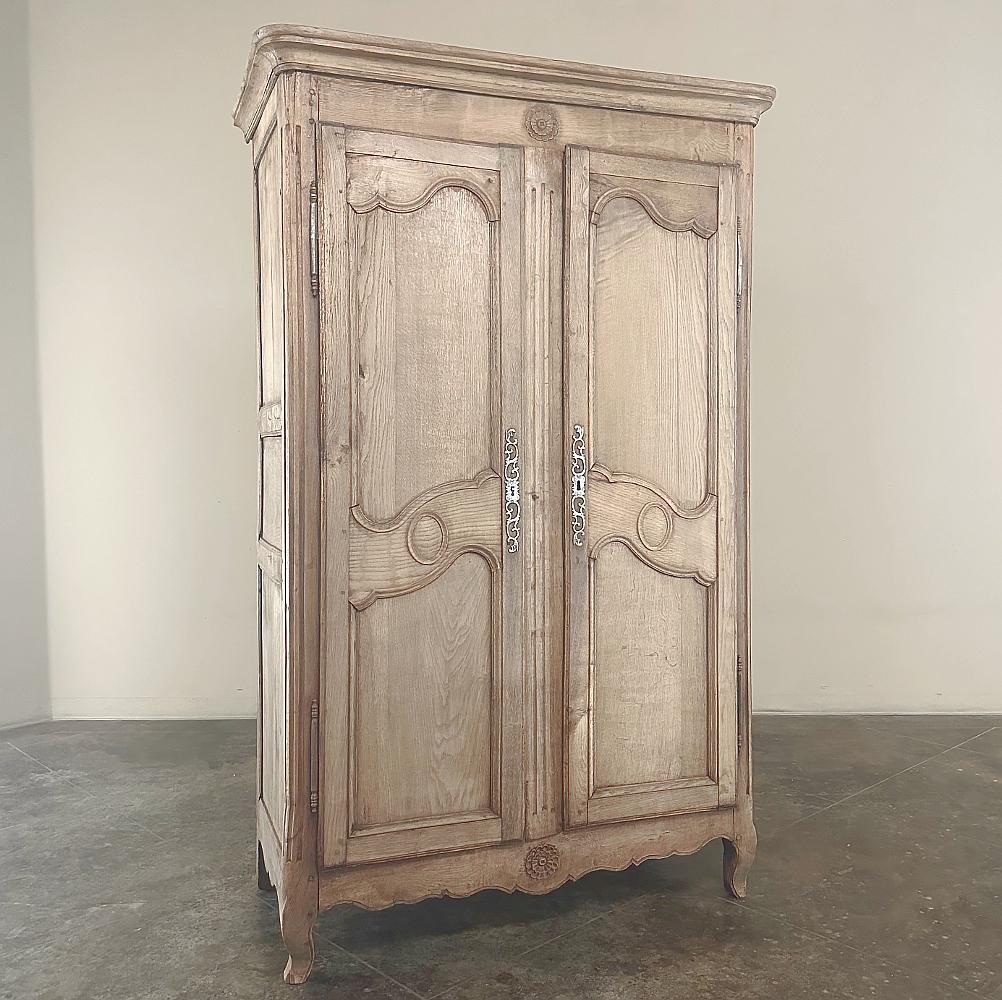 Französischer Landhausschrank aus gestreifter Eiche aus dem 19. (Französische Provence) im Angebot