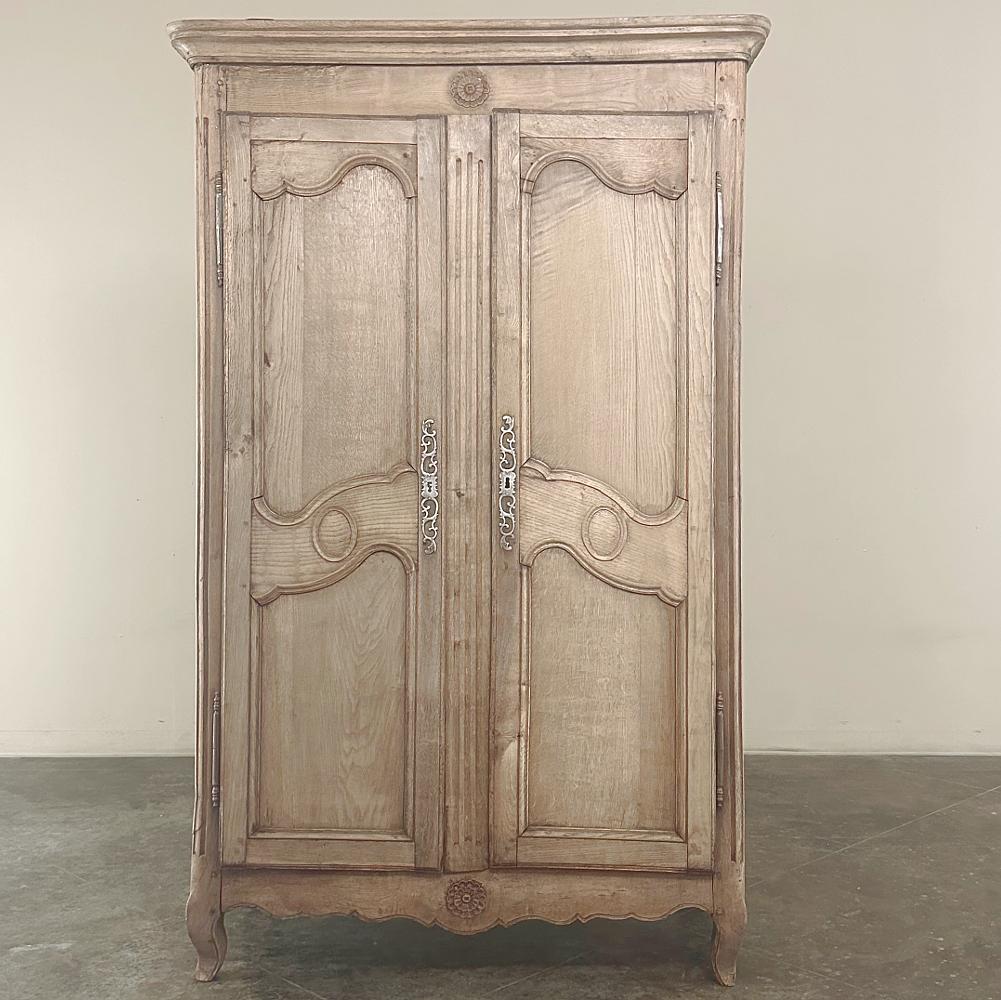 Französischer Landhausschrank aus gestreifter Eiche aus dem 19. (Handgeschnitzt) im Angebot