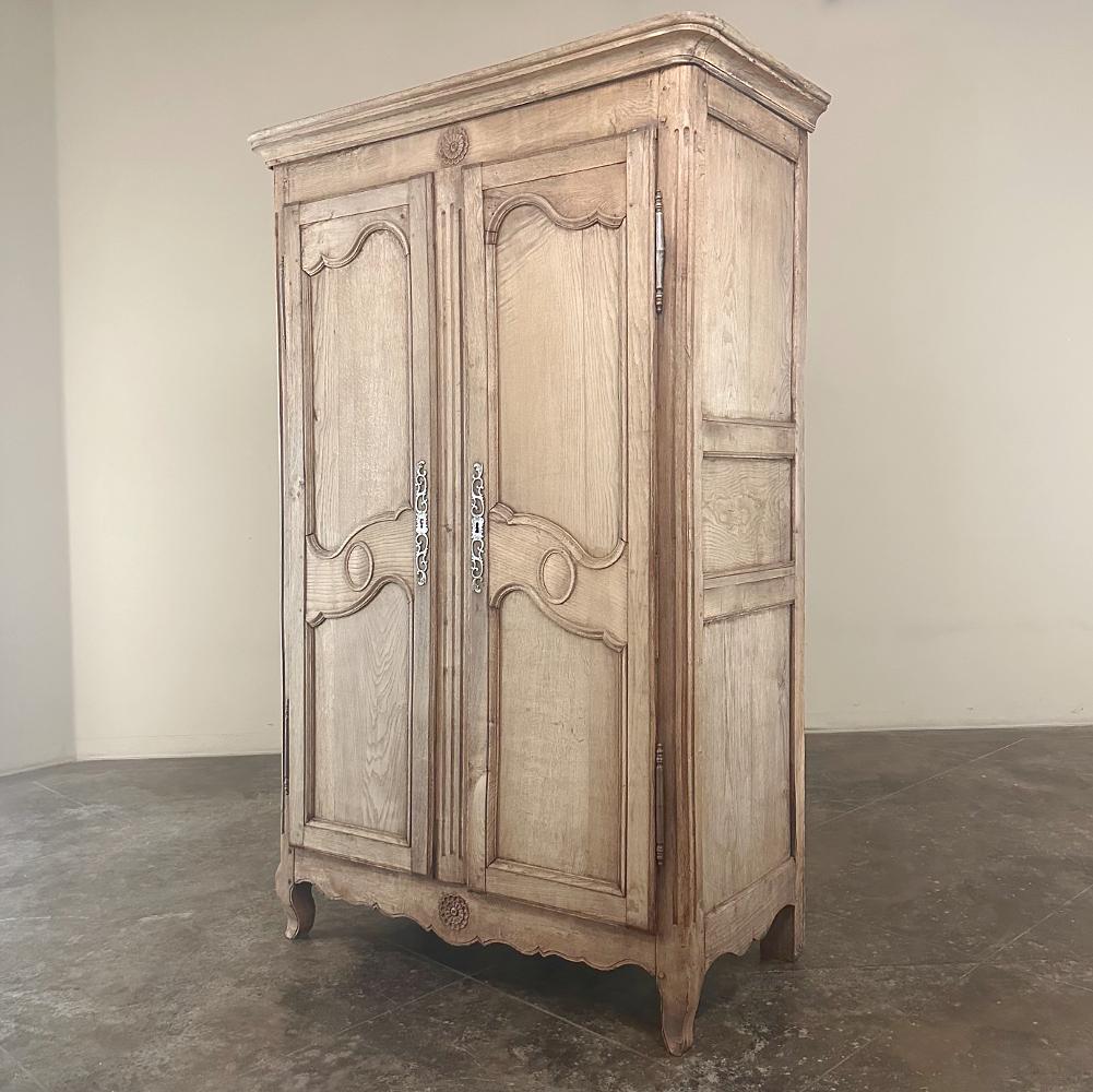 Französischer Landhausschrank aus gestreifter Eiche aus dem 19. im Zustand „Gut“ im Angebot in Dallas, TX