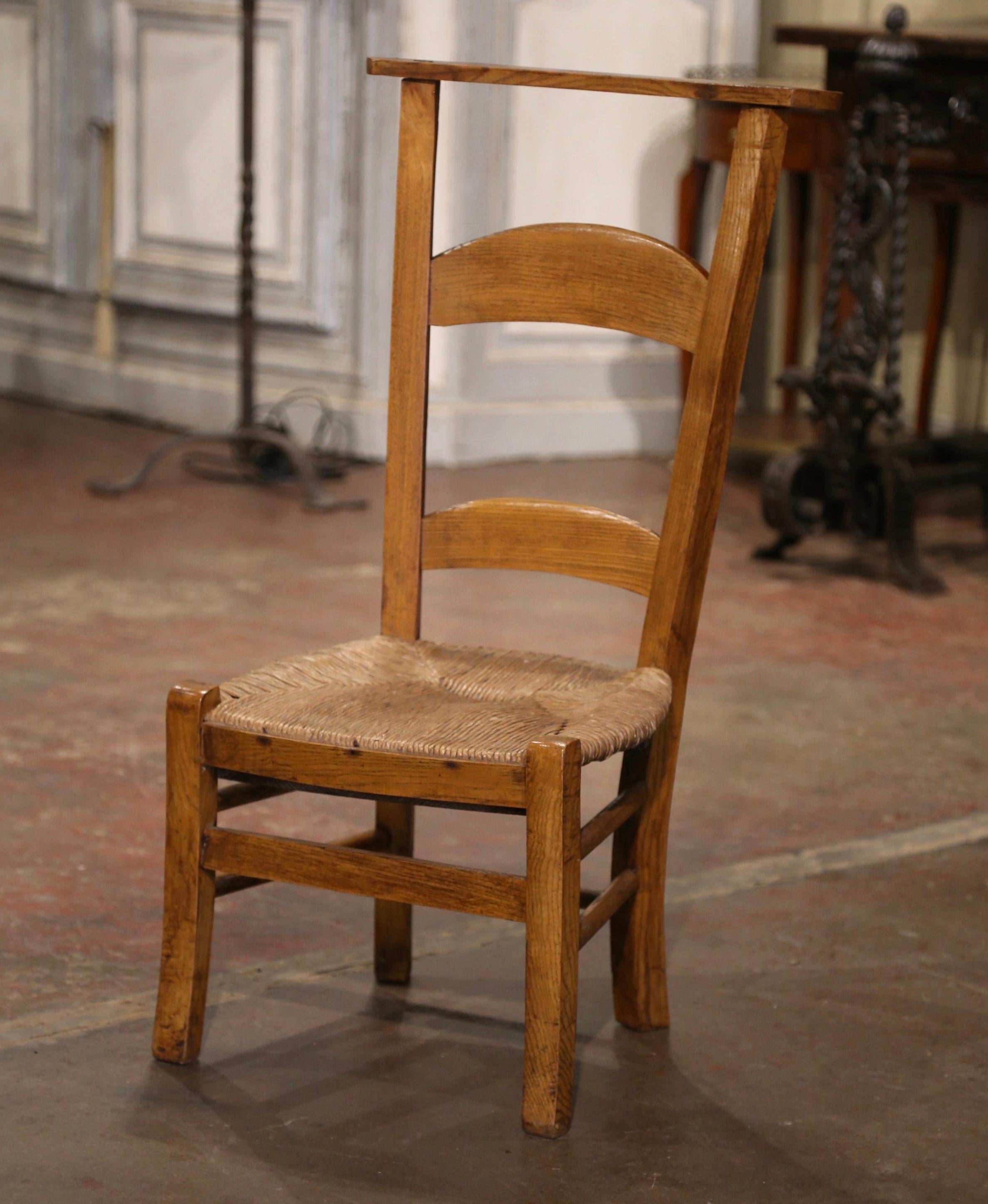 Placez cette élégante chaise de prière antique dans une chambre à coucher pour vos dévotions quotidiennes. Créé en Normandie vers 1880, le Prie-Dieu repose sur des pieds courbes reliés par un double châssis tourné au-dessus d'un siège en jonc tissé