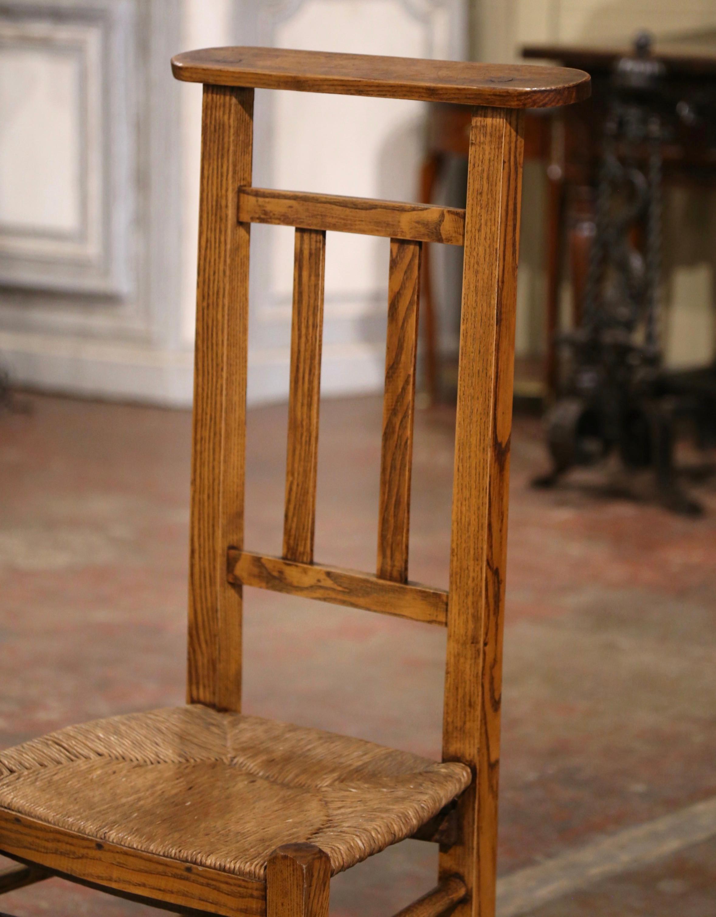 Sculpté à la main Chaise de prière française du 19ème siècle en bois de hêtre et jonc de Normandie en vente