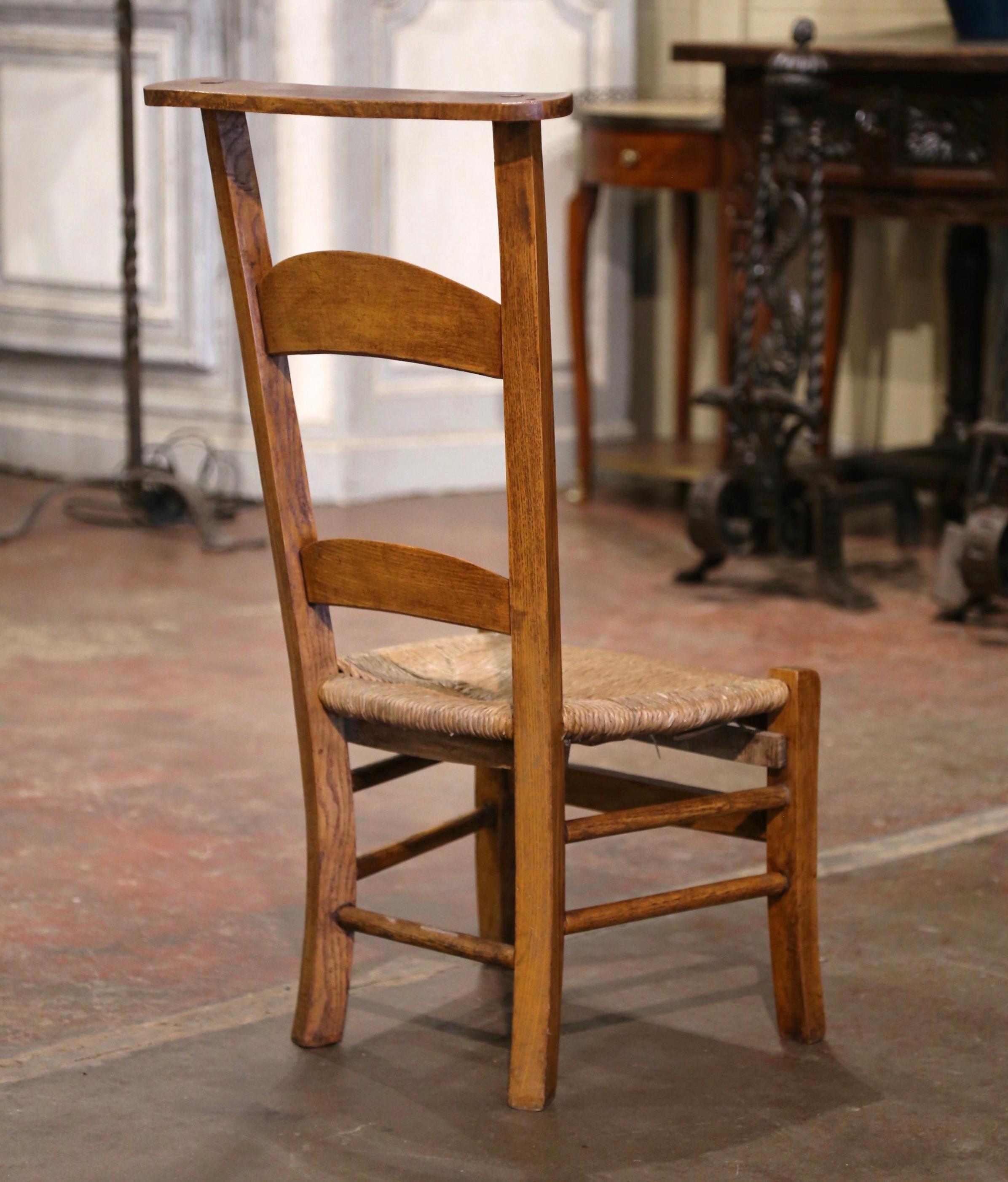 Chaise de prière française du 19ème siècle en bois de hêtre et jonc de Normandie Excellent état - En vente à Dallas, TX