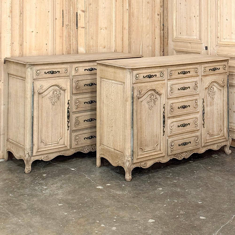 Il Buffet Country Francese del 19° secolo in Oak striato è ideale per valorizzare un arredamento informale.  Con due spaziosi armadi e ben sette cassetti, può essere utilizzato in qualsiasi stanza per qualsiasi scopo.  Realizzato in legno di quercia