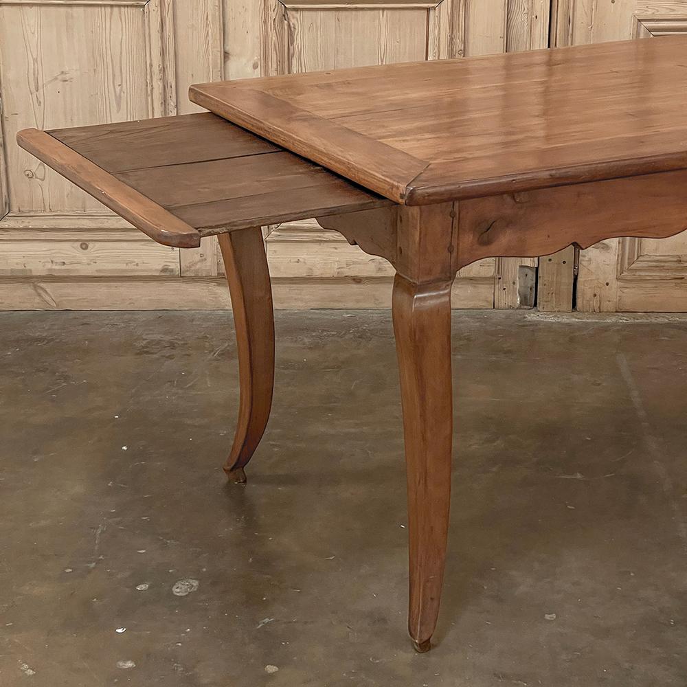 Table de salle à manger en bois de cerisier français du 19e siècle en vente 2