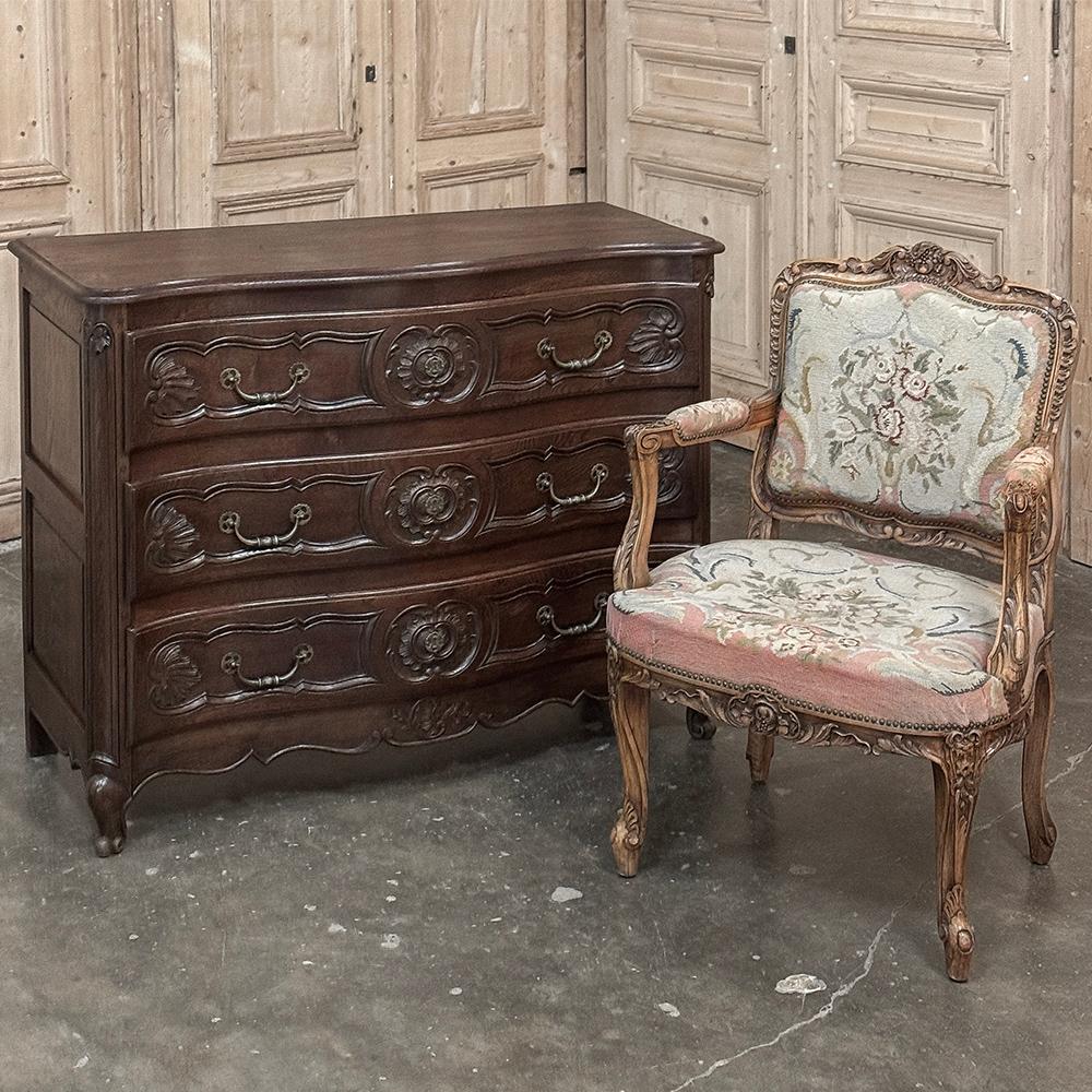 La cassettiera francese del 19° secolo è la scelta ideale per lo stile e l'archiviazione!  Il design senza tempo prevede linee sartoriali che si trasformano in un grembiule ondulato sorretto da gambe a voluta con piedini a scodella.  La parte