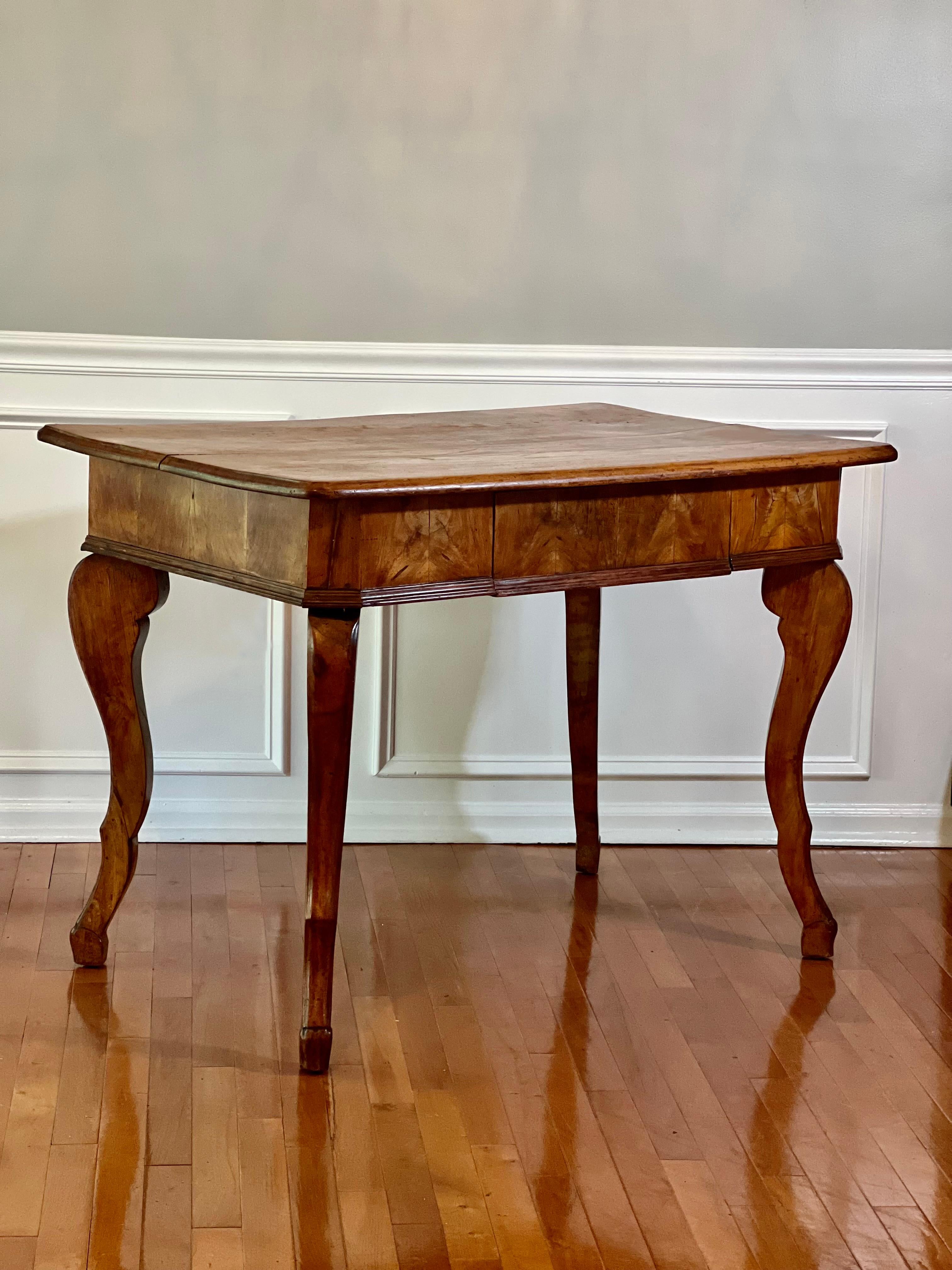Antiker französischer Bauernhoftisch aus Nussbaumholz, Frankreich, um 1850.

Dieser schöne Tisch verkörpert rustikale Eleganz. Gefertigt aus wurmstichigem Nussbaum, einem hochwertigen Holz, das die Franzosen für Arbeitstische und bäuerliche