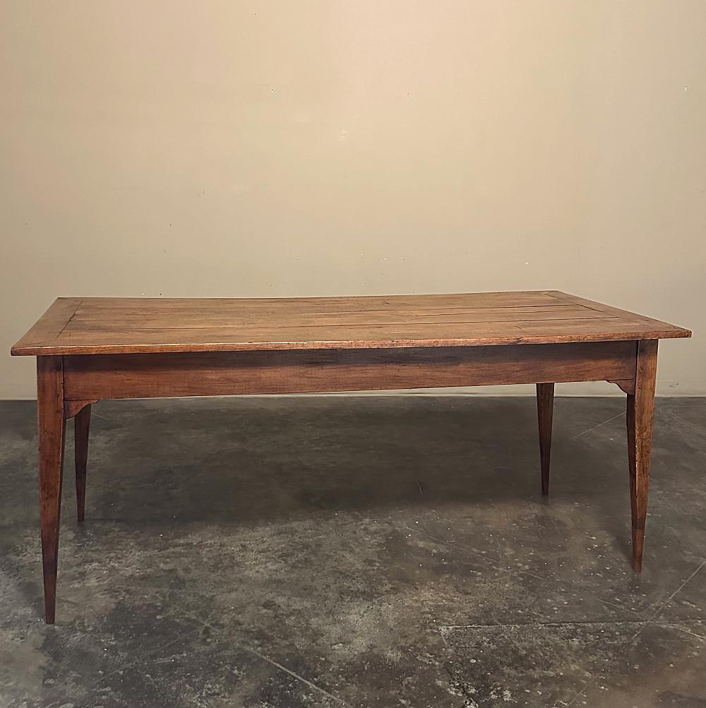 Tavolo da pranzo in legno di ciliegio francese del XIX secolo ~ Il tavolo da pranzo può ospitare comodamente da sei a otto persone ed è stato realizzato interamente a mano con legni da frutto indigeni come il ciliegio e il melo.  Il piano in legno