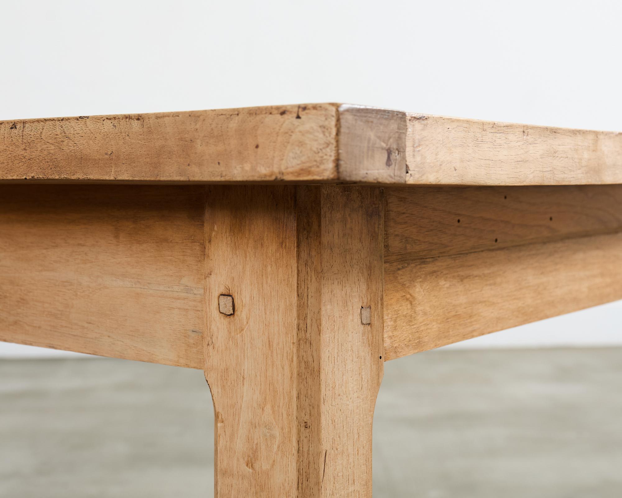 Table de salle à manger de ferme en bois fruitier français du 19ème siècle en vente 3