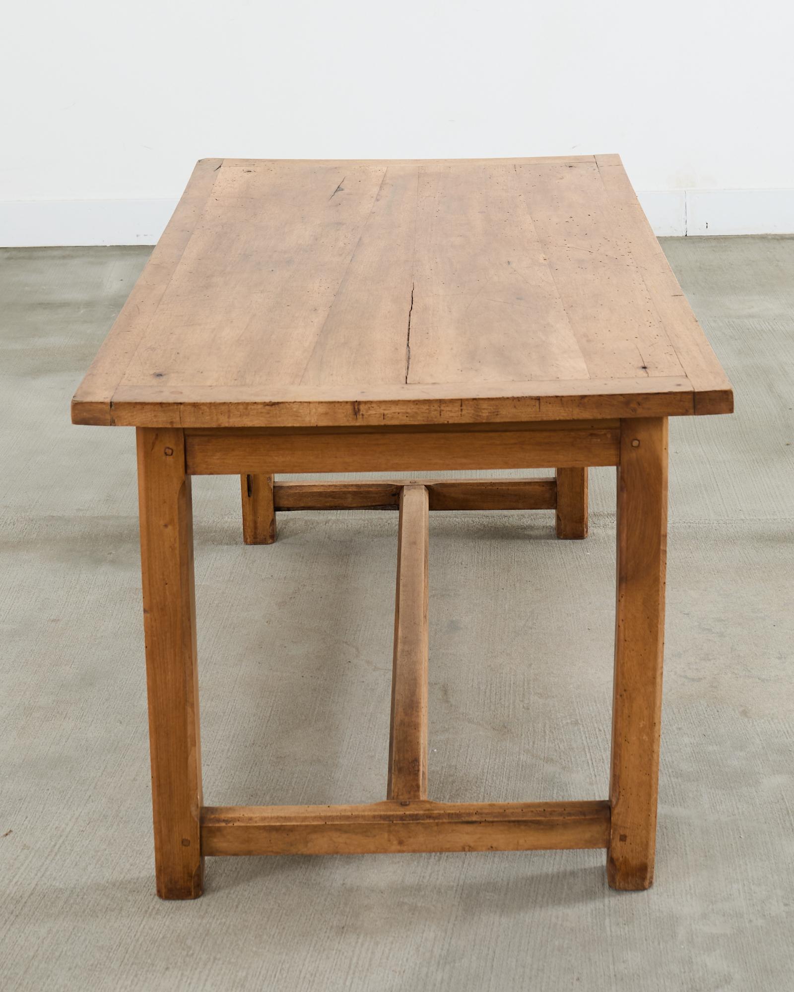 Table de salle à manger de ferme en bois fruitier français du 19ème siècle en vente 5