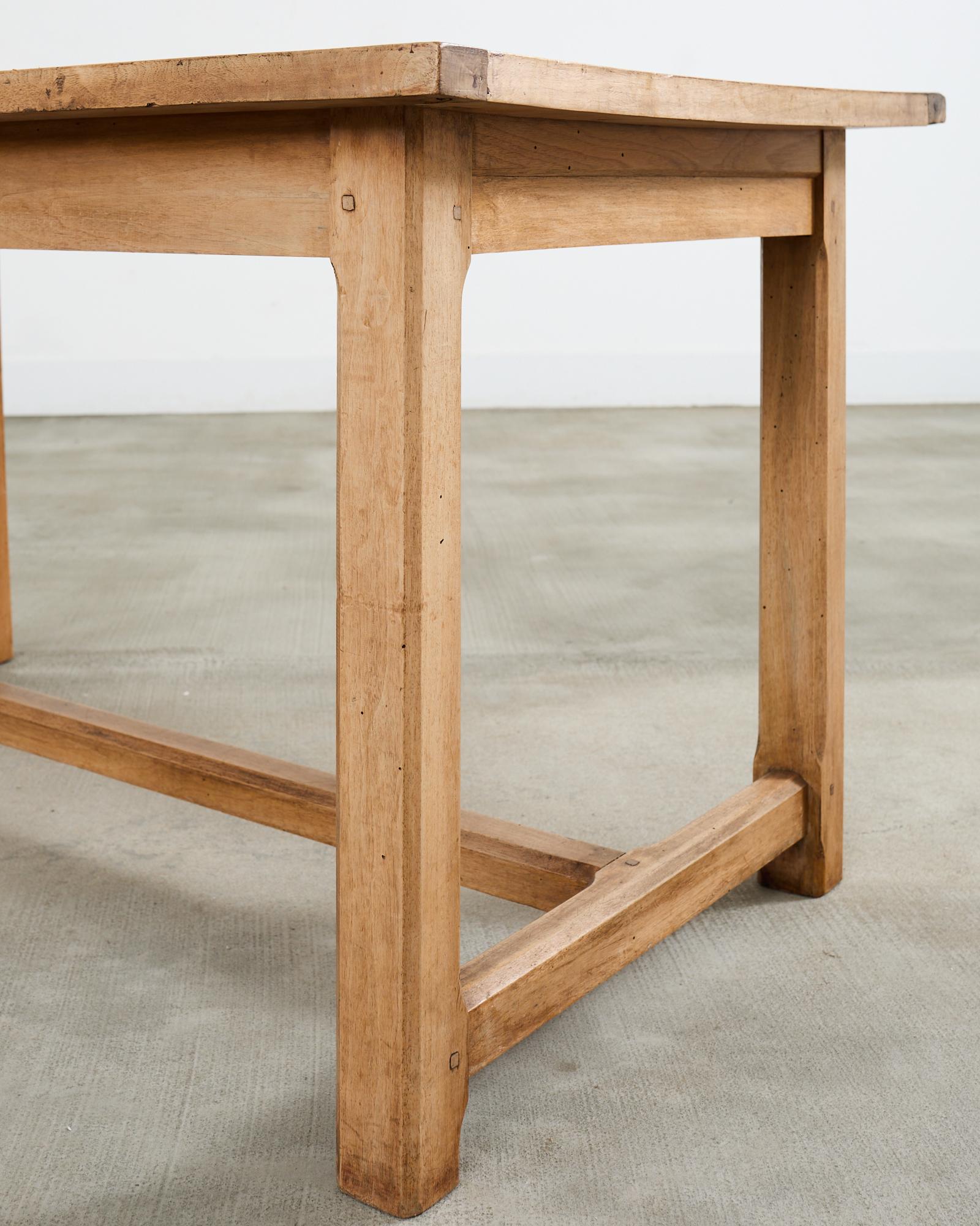 Table de salle à manger de ferme en bois fruitier français du 19ème siècle en vente 8