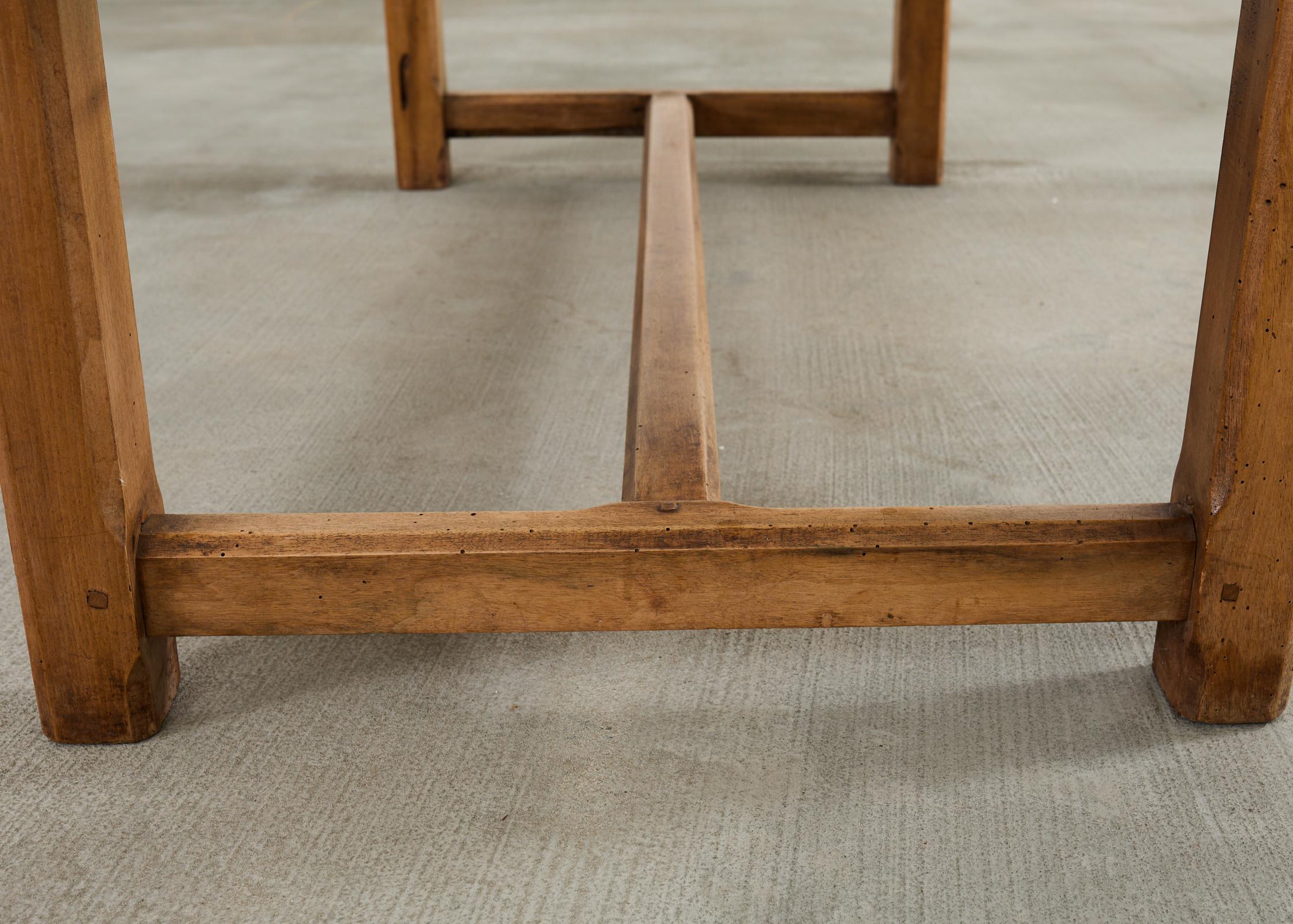 Table de salle à manger de ferme en bois fruitier français du 19ème siècle en vente 11
