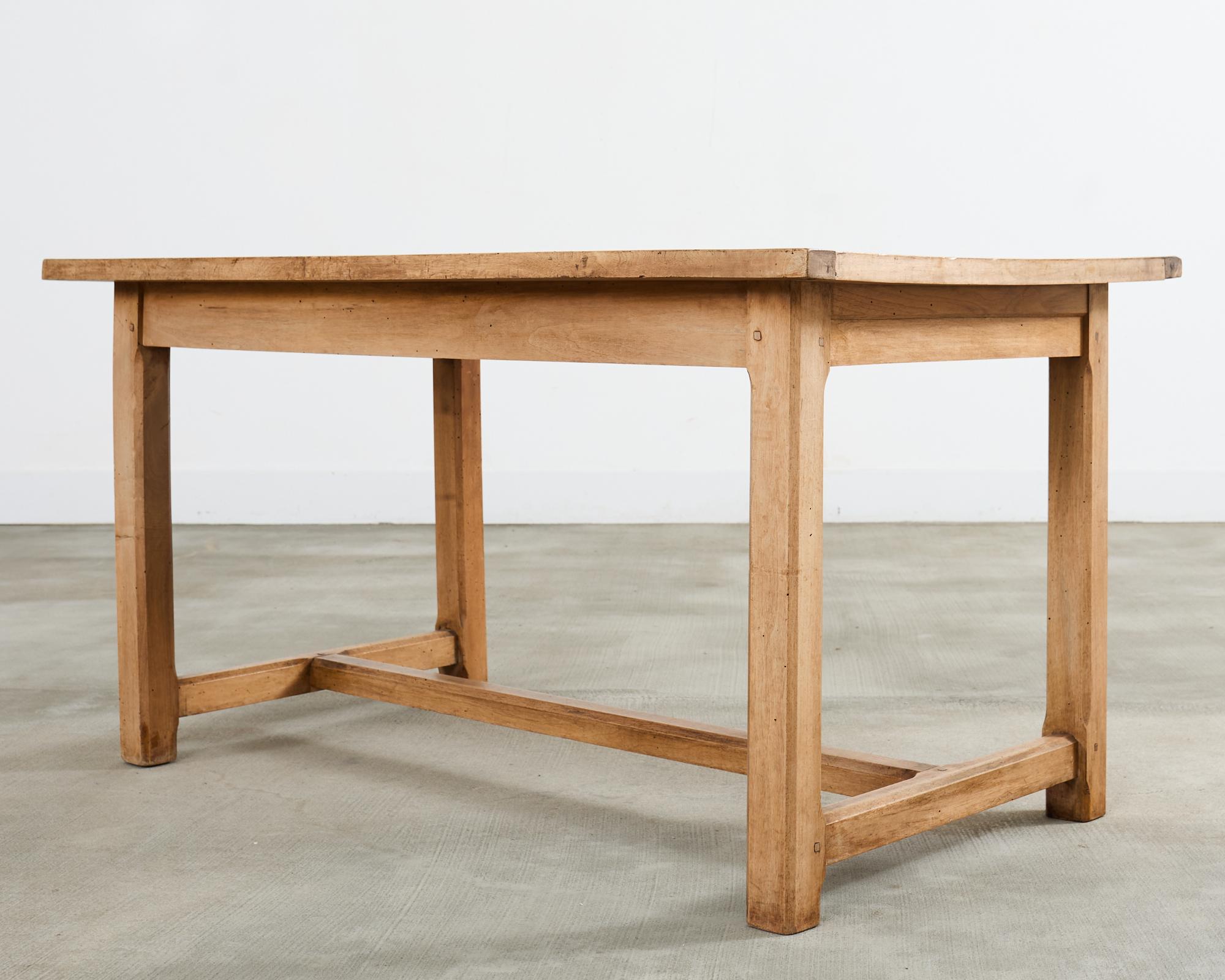 Français Table de salle à manger de ferme en bois fruitier français du 19ème siècle en vente