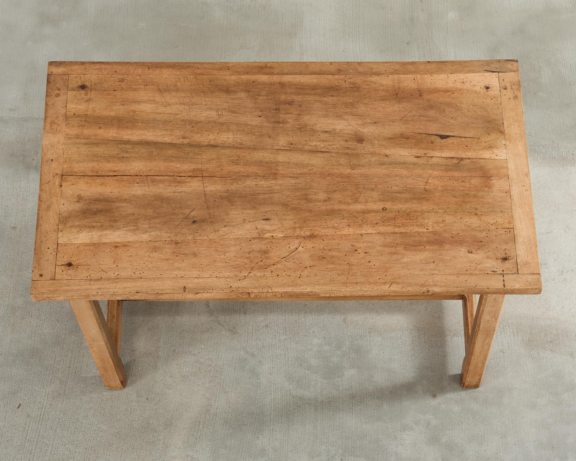 Fait main Table de salle à manger de ferme en bois fruitier français du 19ème siècle en vente