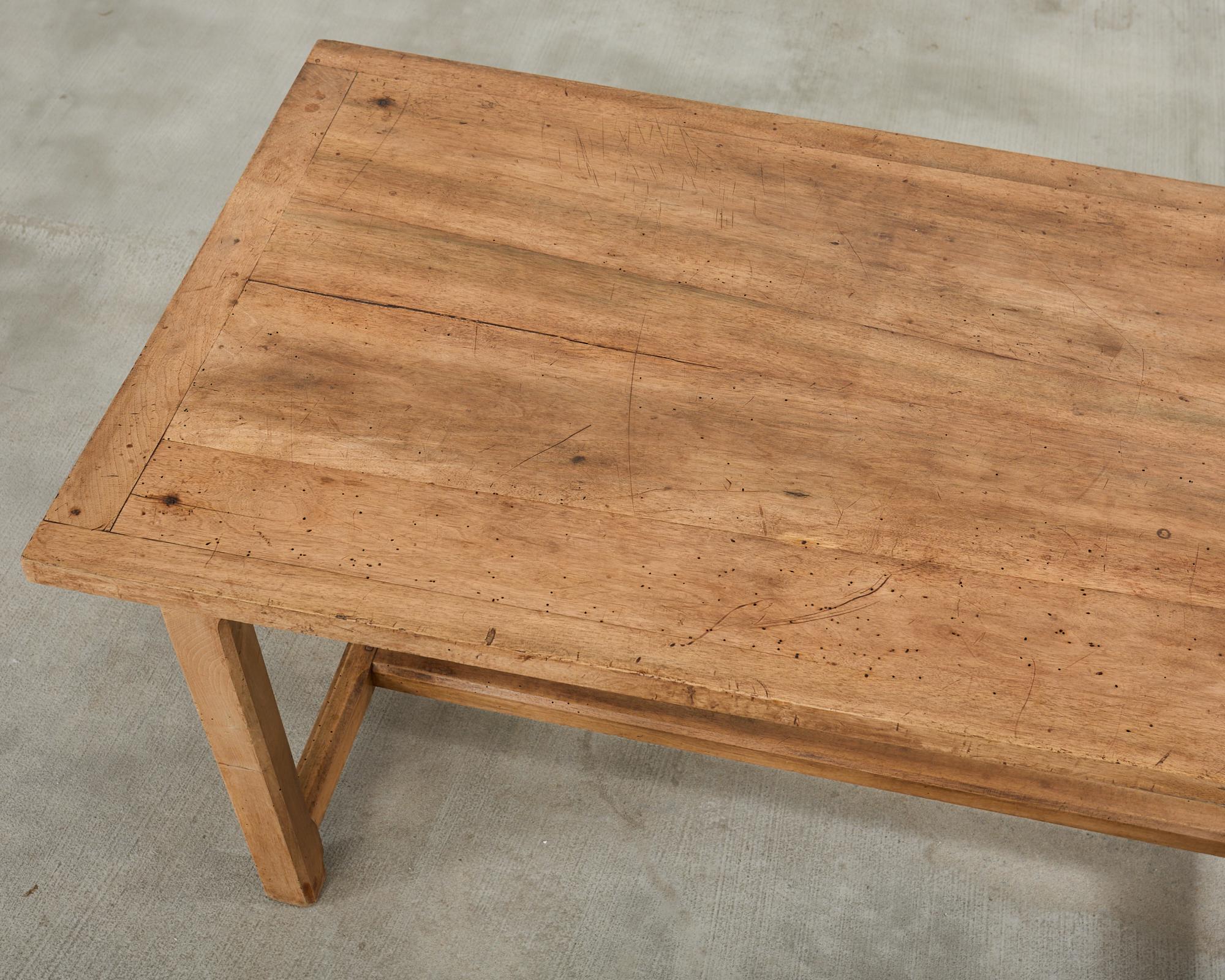 Table de salle à manger de ferme en bois fruitier français du 19ème siècle Bon état - En vente à Rio Vista, CA