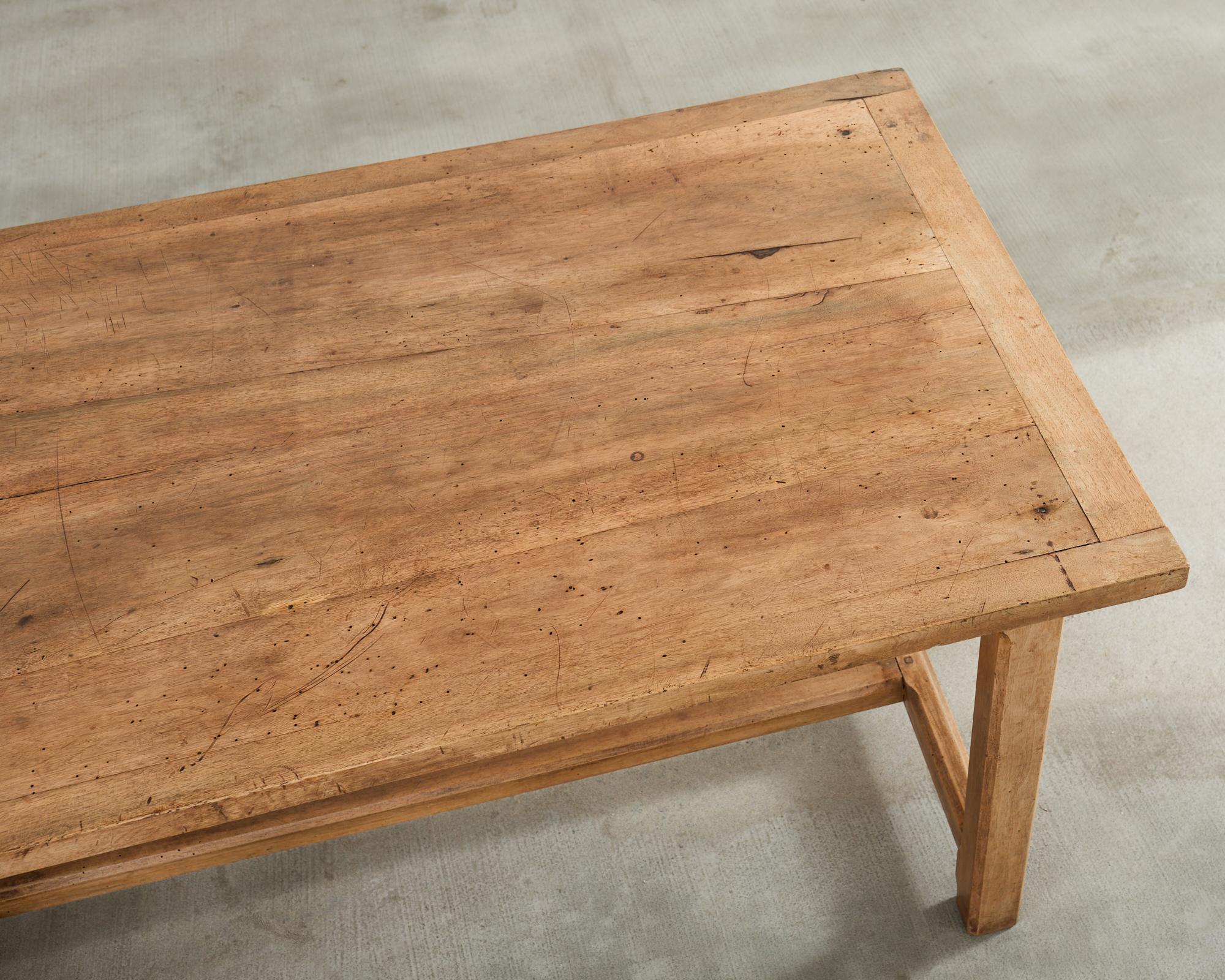 XIXe siècle Table de salle à manger de ferme en bois fruitier français du 19ème siècle en vente