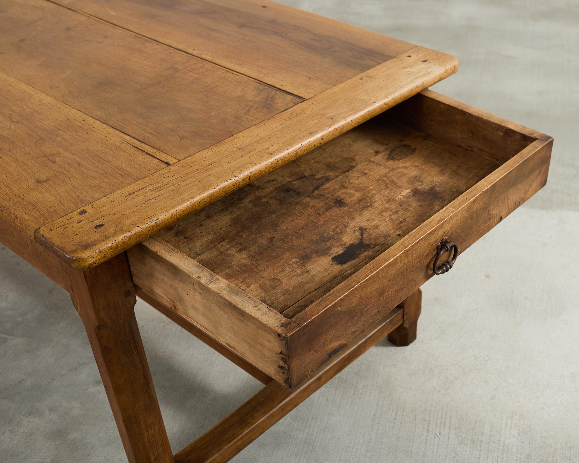 Mesa de comedor de caballete de granja francesa de madera de frutal del siglo XIX en venta 4