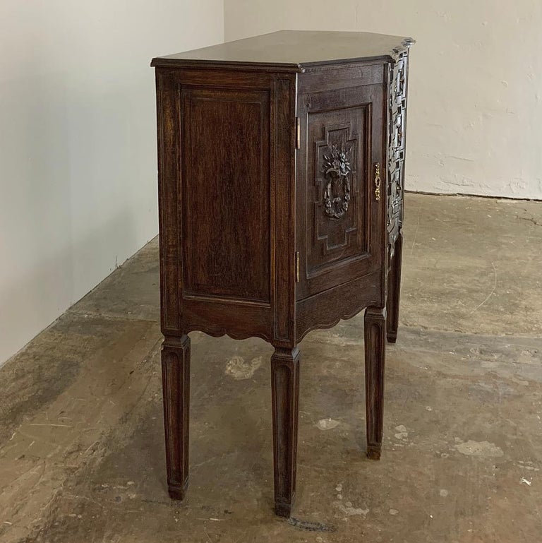 19th Century Country French Linen Press For Sale at 1stdibs
