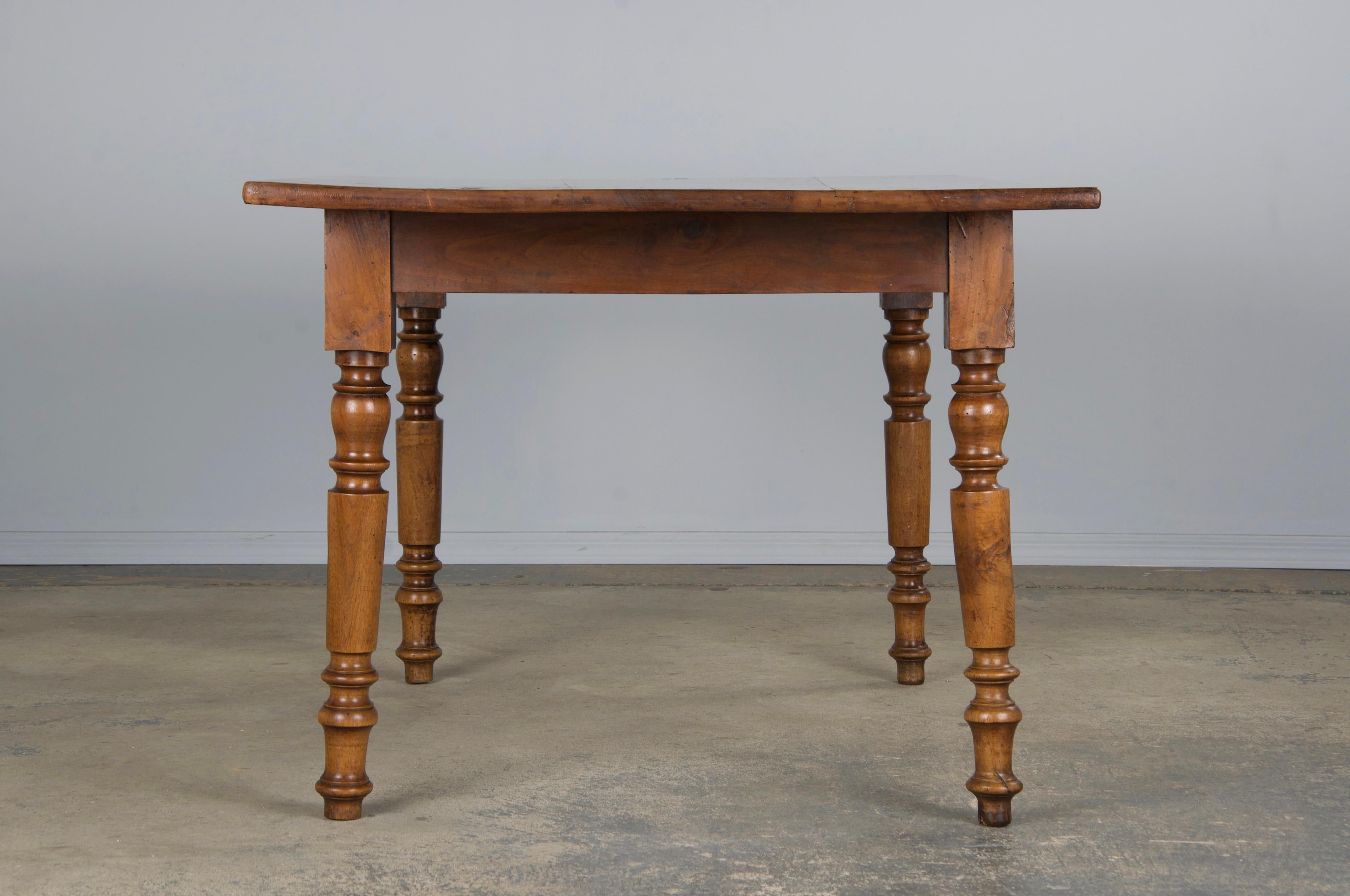Noyer Table provinciale française du 19ème siècle de style Louis Philippe en vente