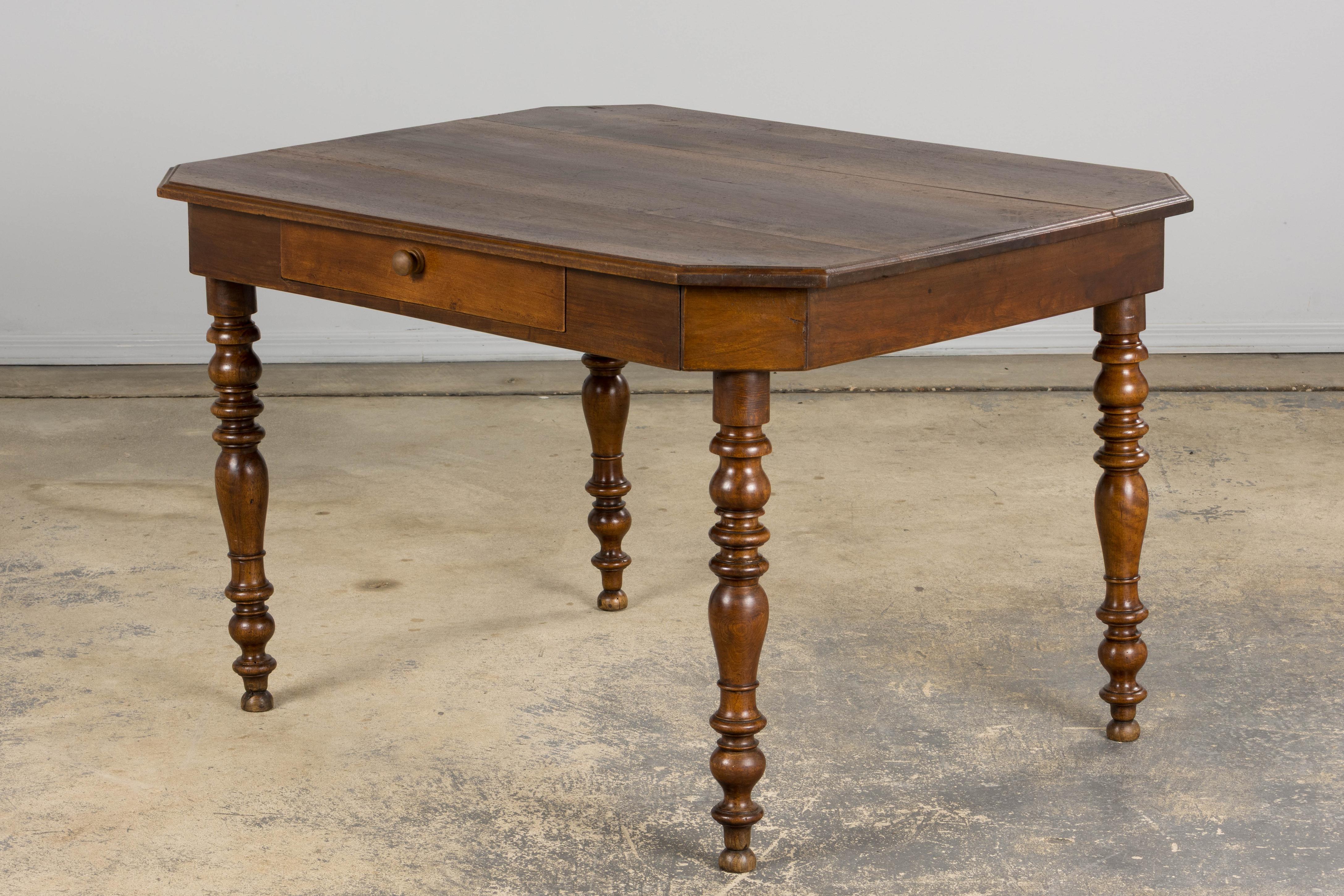Scrittoio in legno di noce in stile Louis Philippe del XIX secolo in vendita 9