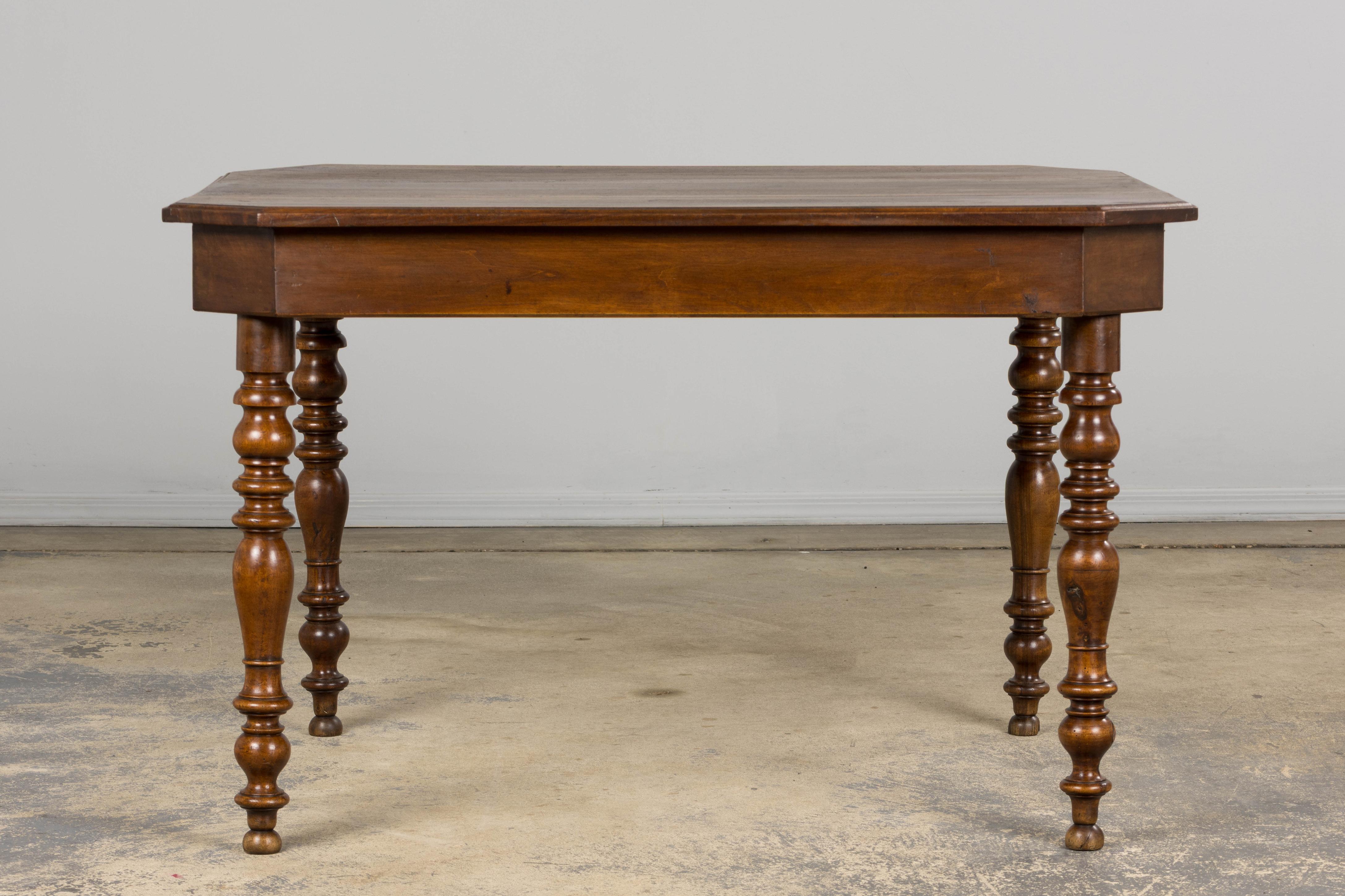 Scrittoio in legno di noce in stile Louis Philippe del XIX secolo in vendita 12